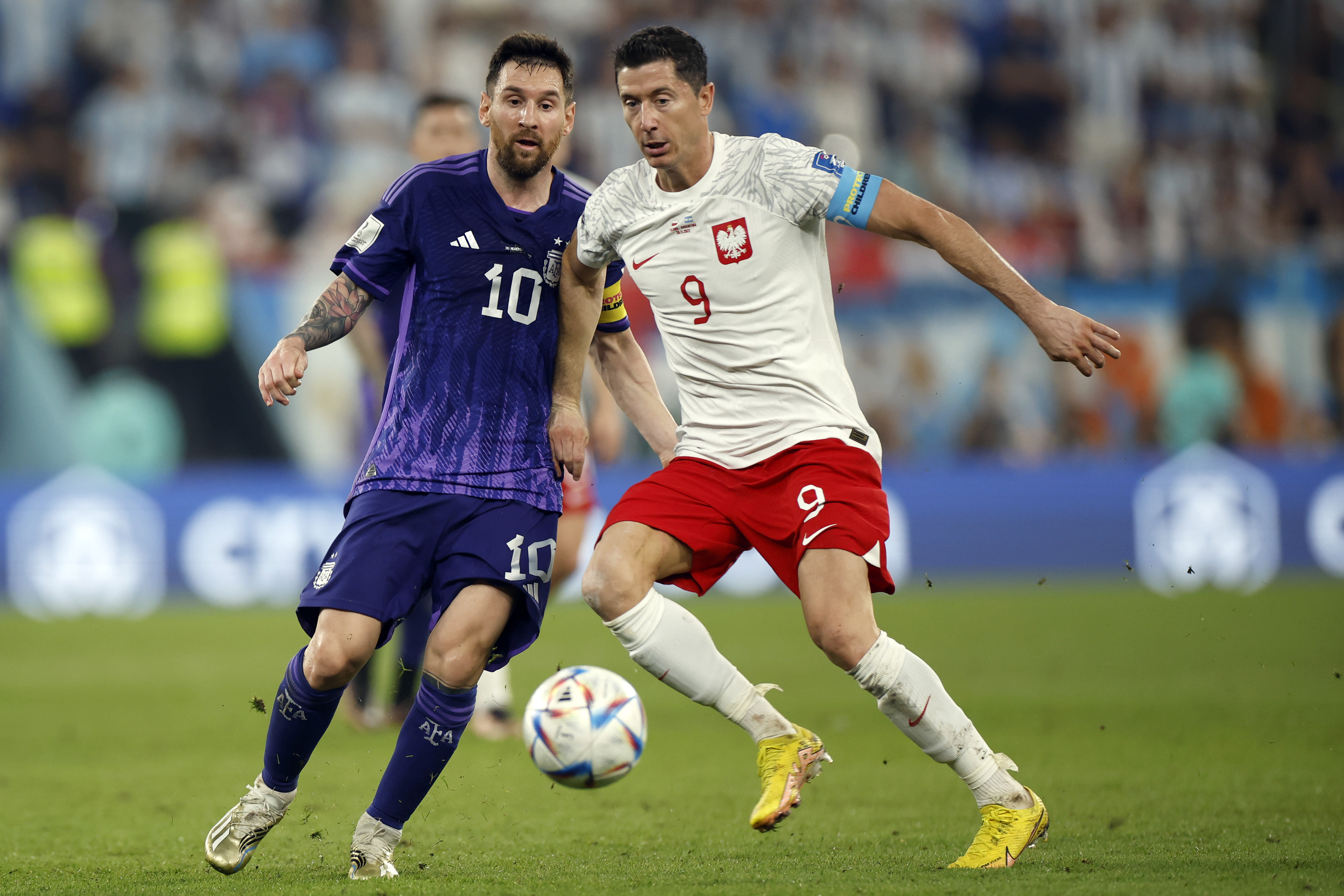 GR3173. DOHA (CATAR), 30/11/2022.- Robert Lewandowski (d) de Polonia disputa un balón con Lionel Messi de Argentina hoy, en un partido de la fase de grupos del Mundial de Fútbol Qatar 2022 entre Polonia y Argentina en el Estadio 974 en Doha (Catar). EFE/ EFE/ Alberto Estevez