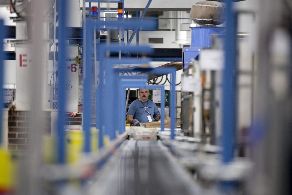 La economía de EE.UU. se enfría mientras crecen las solicitudes de subsidios