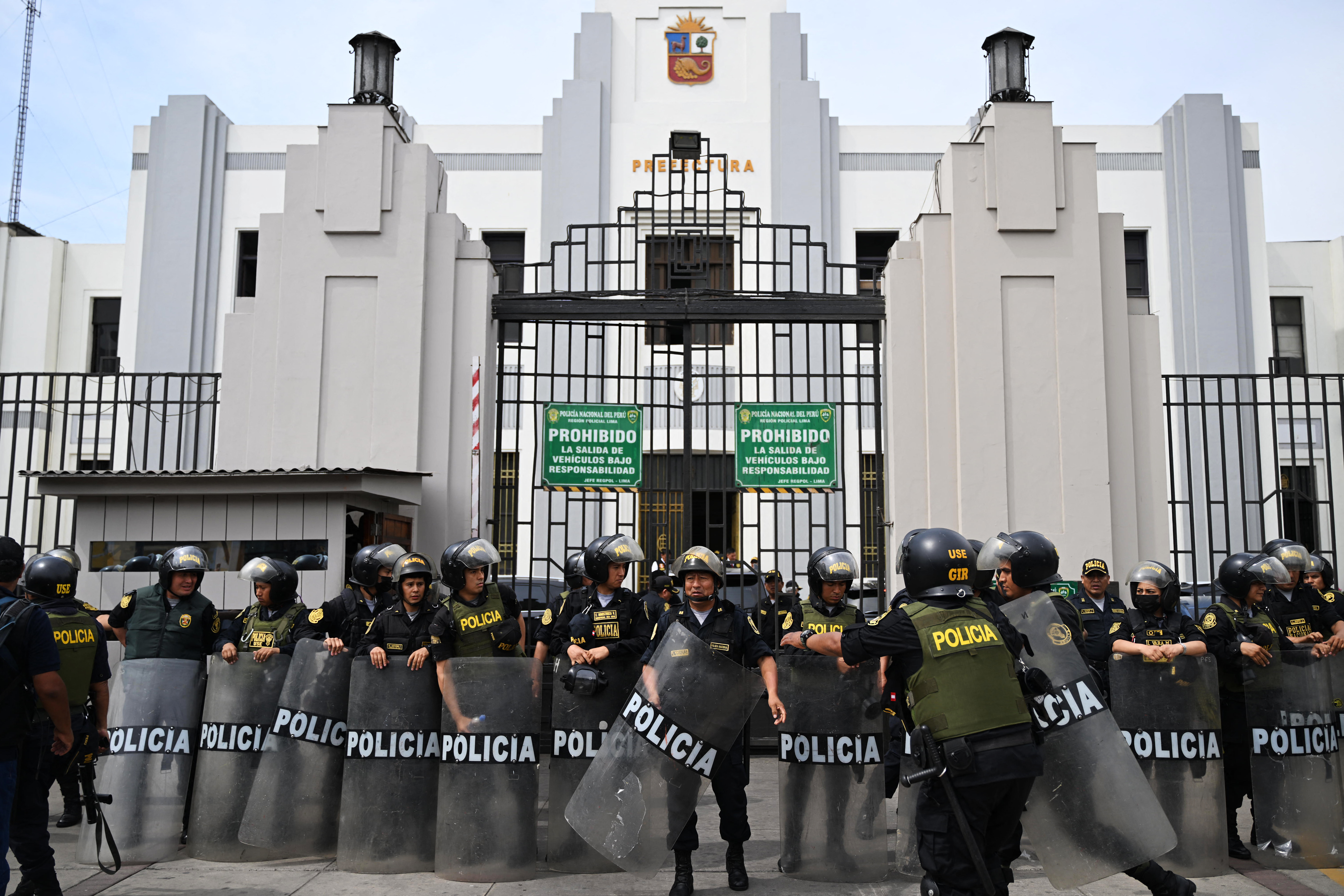 Miembros de la policía peruana montaron guardia frente a la Prefectura de Lima, donde estaba detenido Castillo.