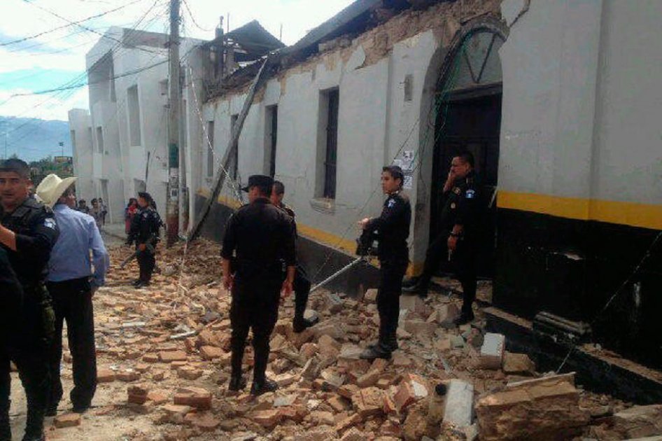Ya son 15 los muertos tras el sismo en Guatemala