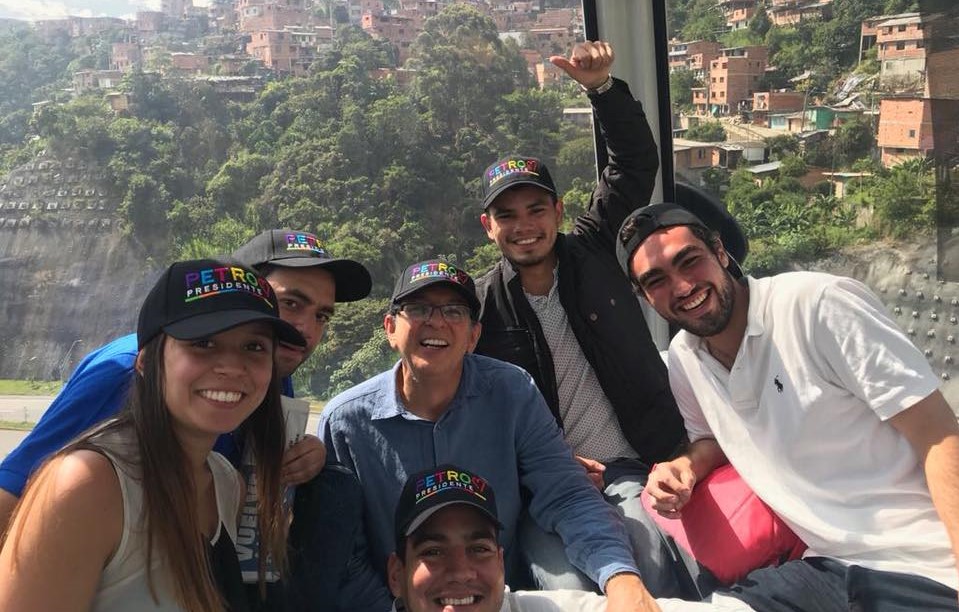 En 2018, María Camila Arias acompañó la campaña presidencial de Gustavo Petro. En esta foto de junio de ese año, durante un recorrido de campaña en Medellín, aparece junto a Jorge Rojas (centro), quien fue Secretario de Integración Social de la Alcaldía de Bogotá durante el gobierno de Petro; y a Álex Flórez (abajo), concejal de Medellín por el movimiento Independientes, del alcalde Quintero.