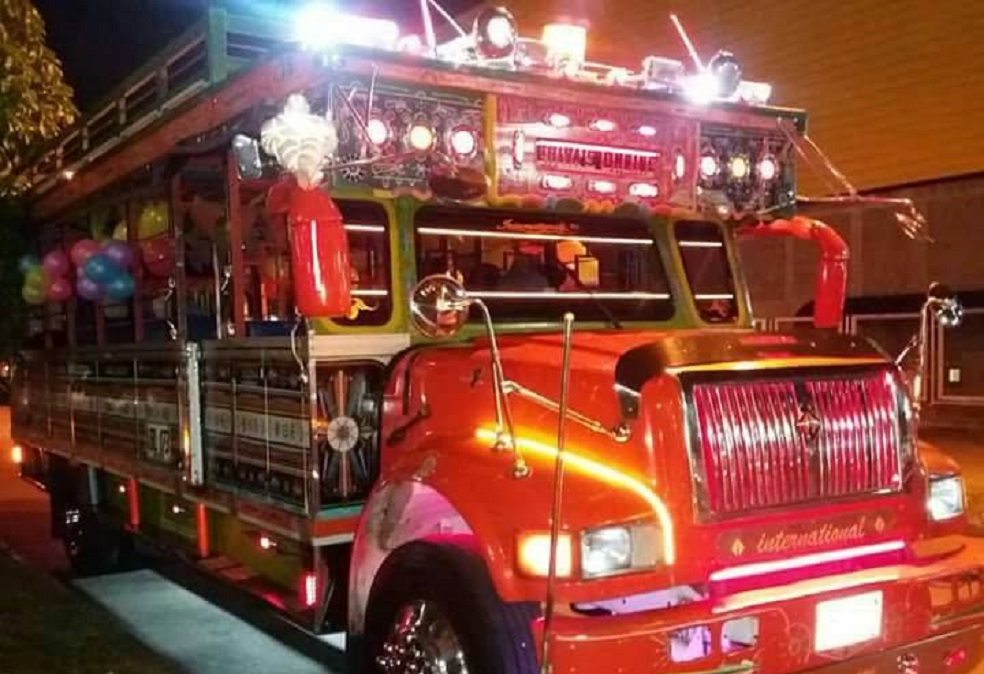Exhibicionismo, exceso de velocidad y otras alertas de chivas rumberas en Medellín