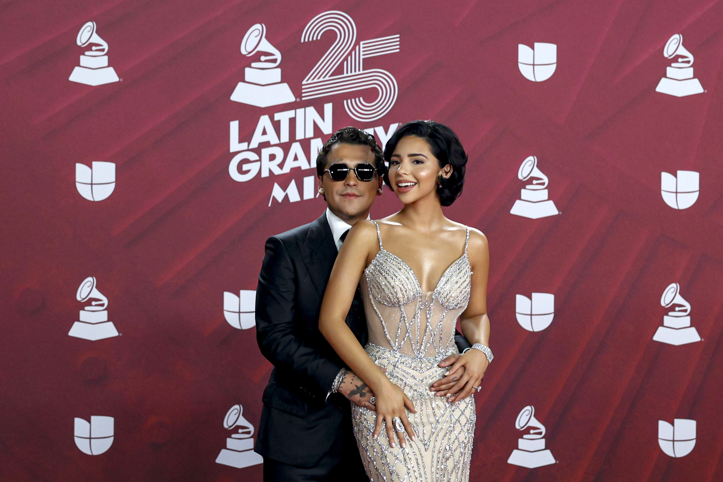 Ángela Aguilar protagonizó incómodo momento con Nodal en los Latin Grammy