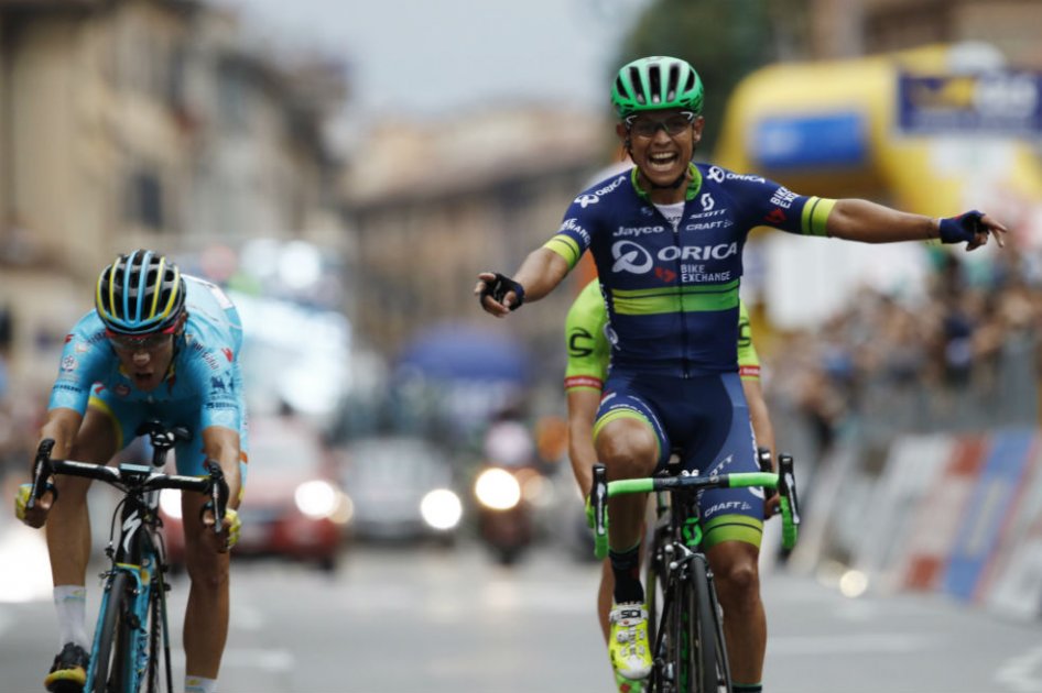 Esteban Chaves celebra su victoria en Lombardía. Foto: AFP