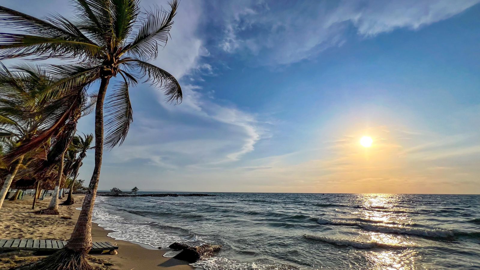 Los destinos de playa y escapadas cortas serán tendencia en 2026, según Kayak