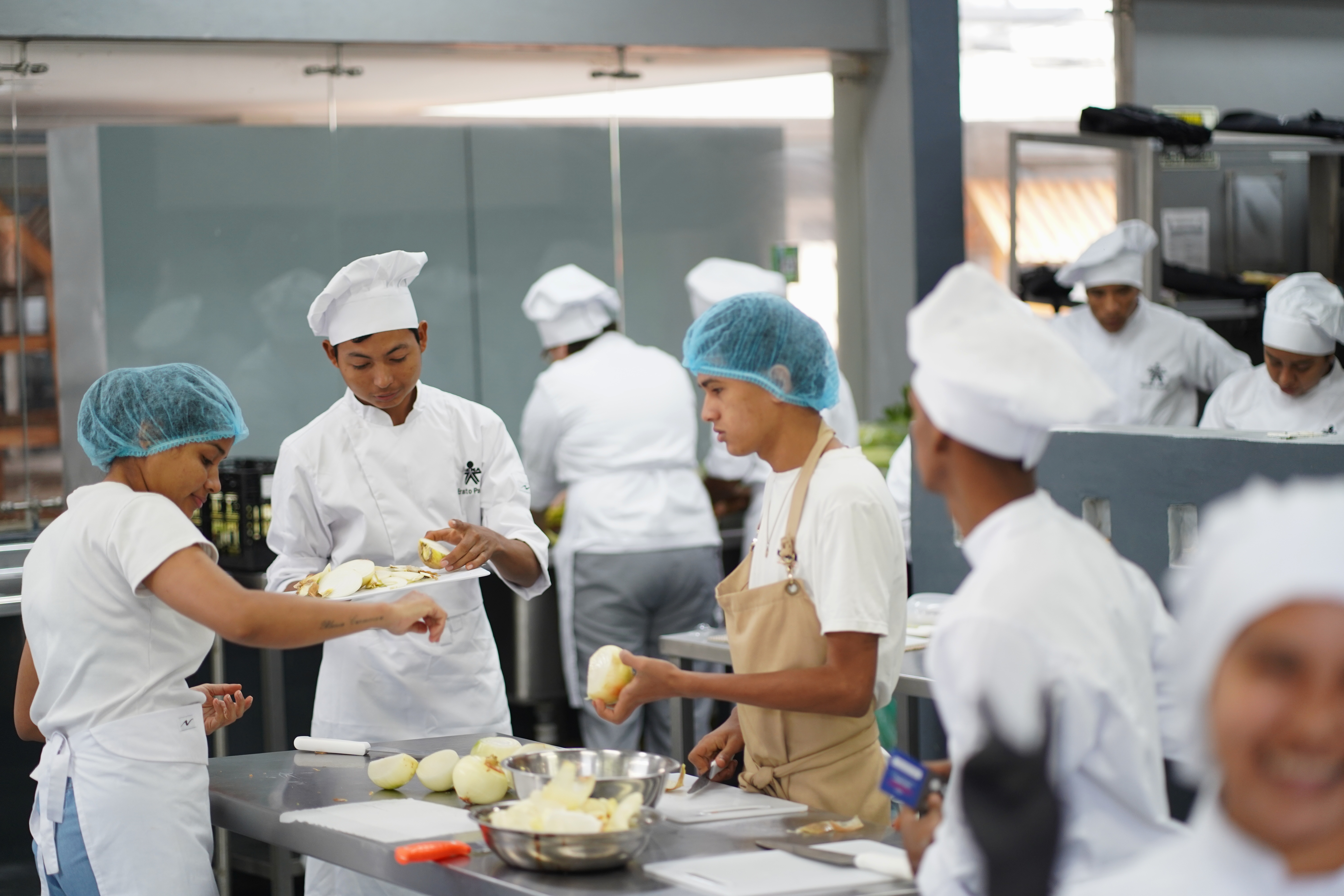 Estudiantes del técnico de cocina del SENA de Montería cocinan para más de 2.000 personas al día.