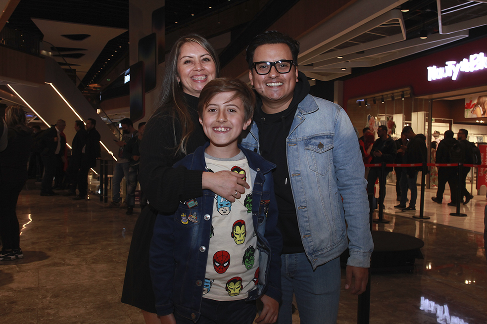Fredy Beltrán, Milena Pinzón y Matías Beltran. Película Doctor Strange en el Multiverso de la Locura