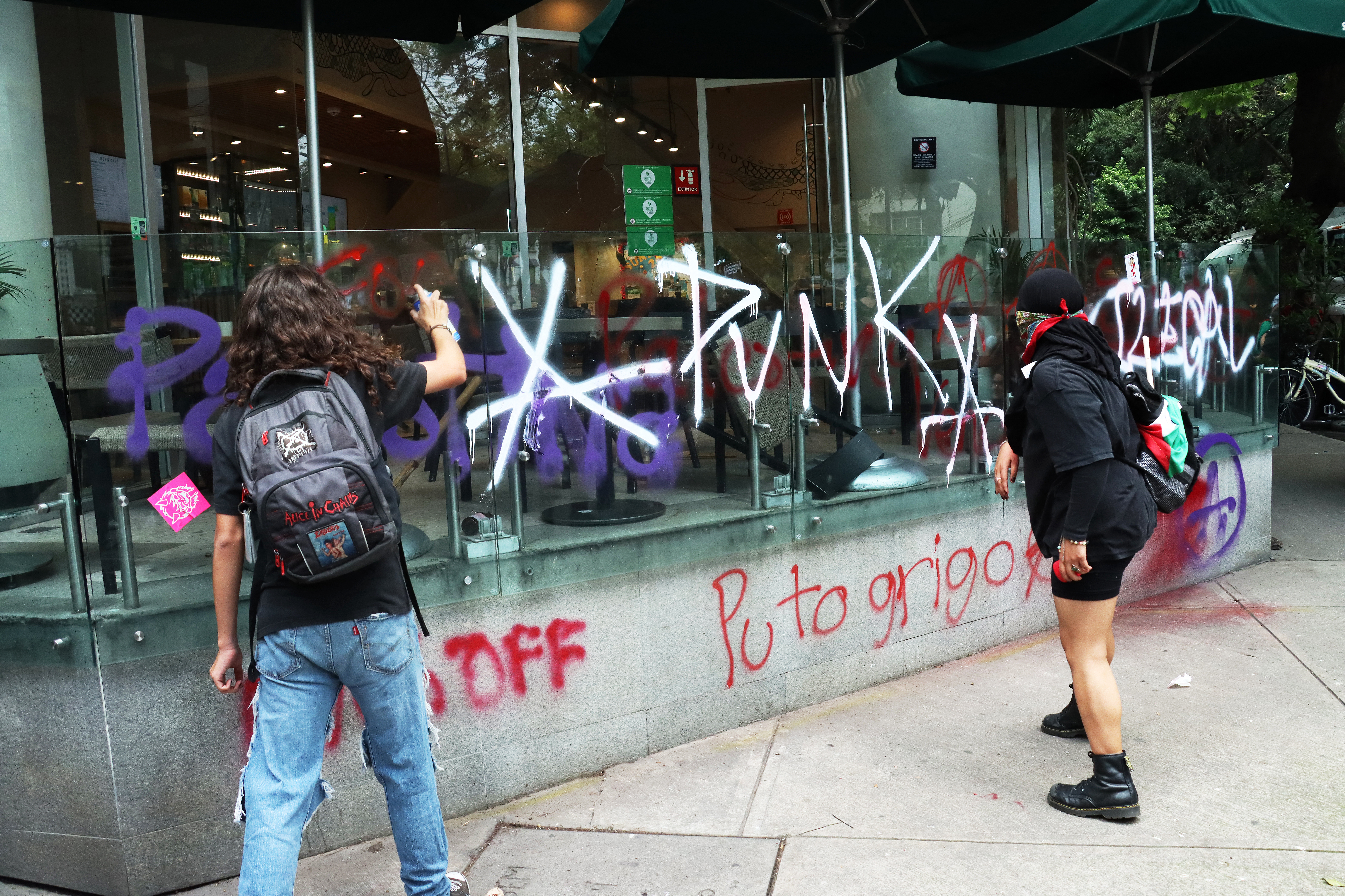 Protestan en CDMX por gentrificación; increparon a Luisito Comunica en la marcha