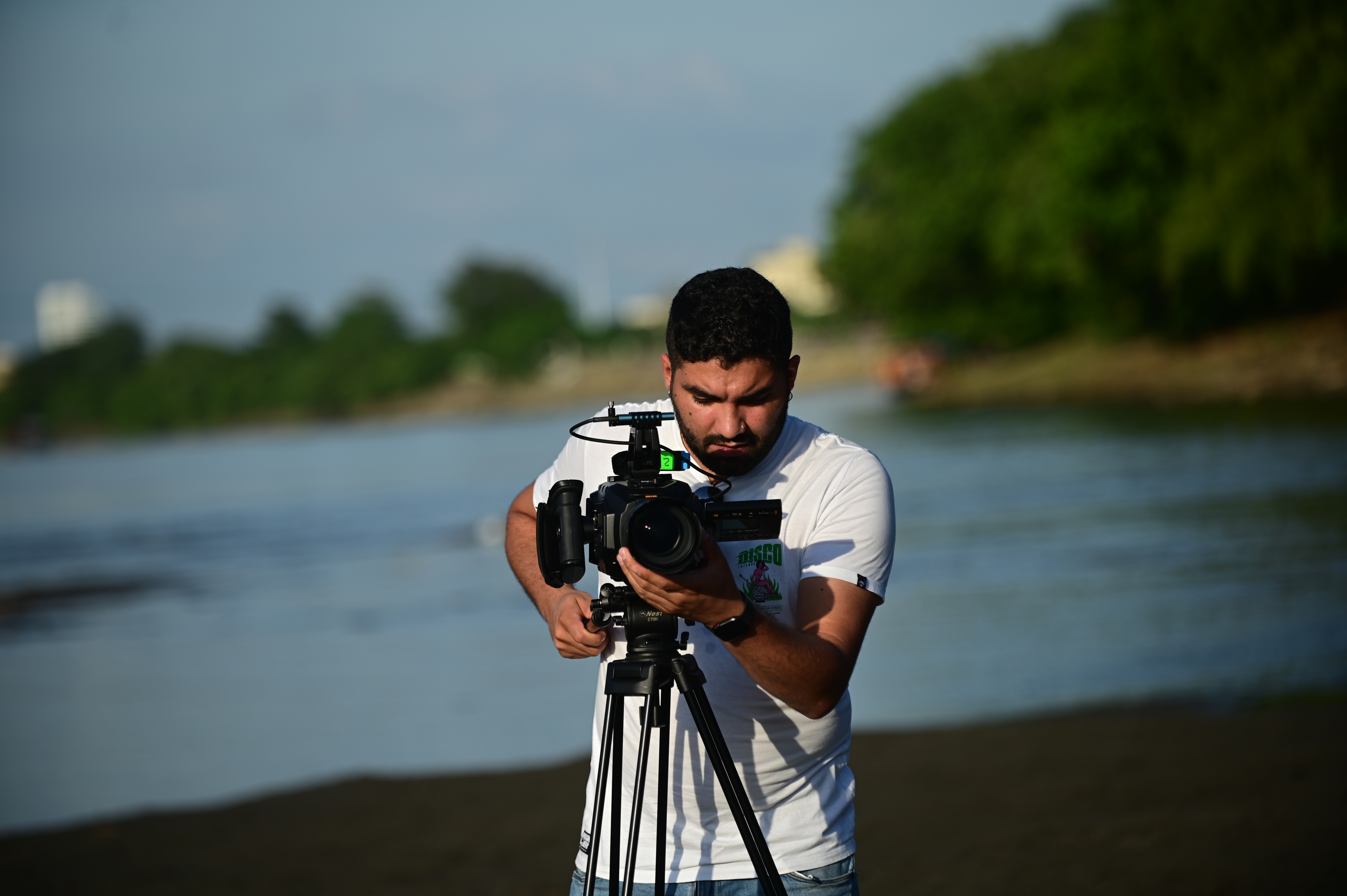“Cuando comenzamos a trabajar en el proyecto estábamos en cuarentena por la pandemia. Tuvimos que hacer la preproducción de manera virtual, a través de videos que nos enviaban por celular desde los territorios, imaginando a veces cómo podría ser la puesta en escena”, recuerda Óscar Güesguán, codirector y director de fotografía de “No odiarás”.