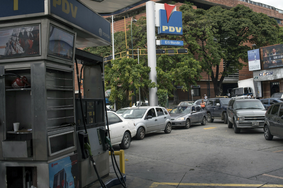 Ahora las filas son de carros: caos en gasolineras de Venezuela por fallas de suministro