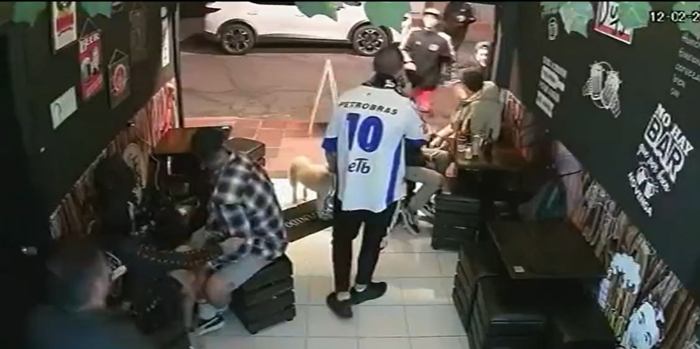 Hinchas de Santa Fe golpean y roban a jóvenes que vestían camiseta de Millonarios