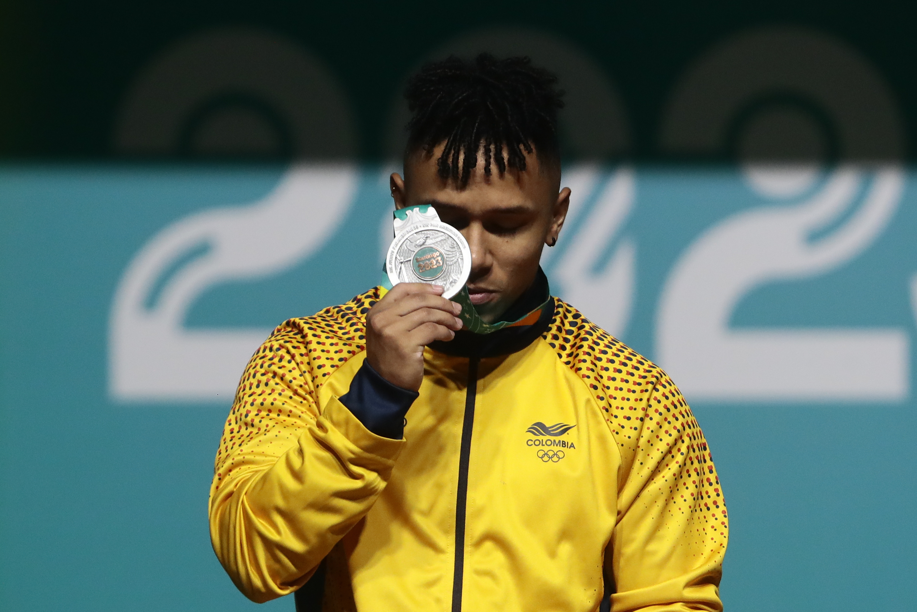 AMDEP1202. SANTIAGO (CHILE), 21/10/2023.- Luis Mosquera de Colombia, posa con la medalla de plata en el podio de la prueba 73kg masculina de levantamiento de pesas hoy, durante los Juegos Panamericanos 2023 en Santiago (Chile). EFE/ Osvaldo Villarroel