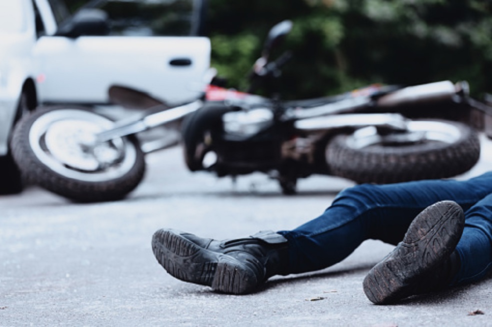 Pareja de motociclistas murió tras chocar contra un muro y caer en una alcantarilla