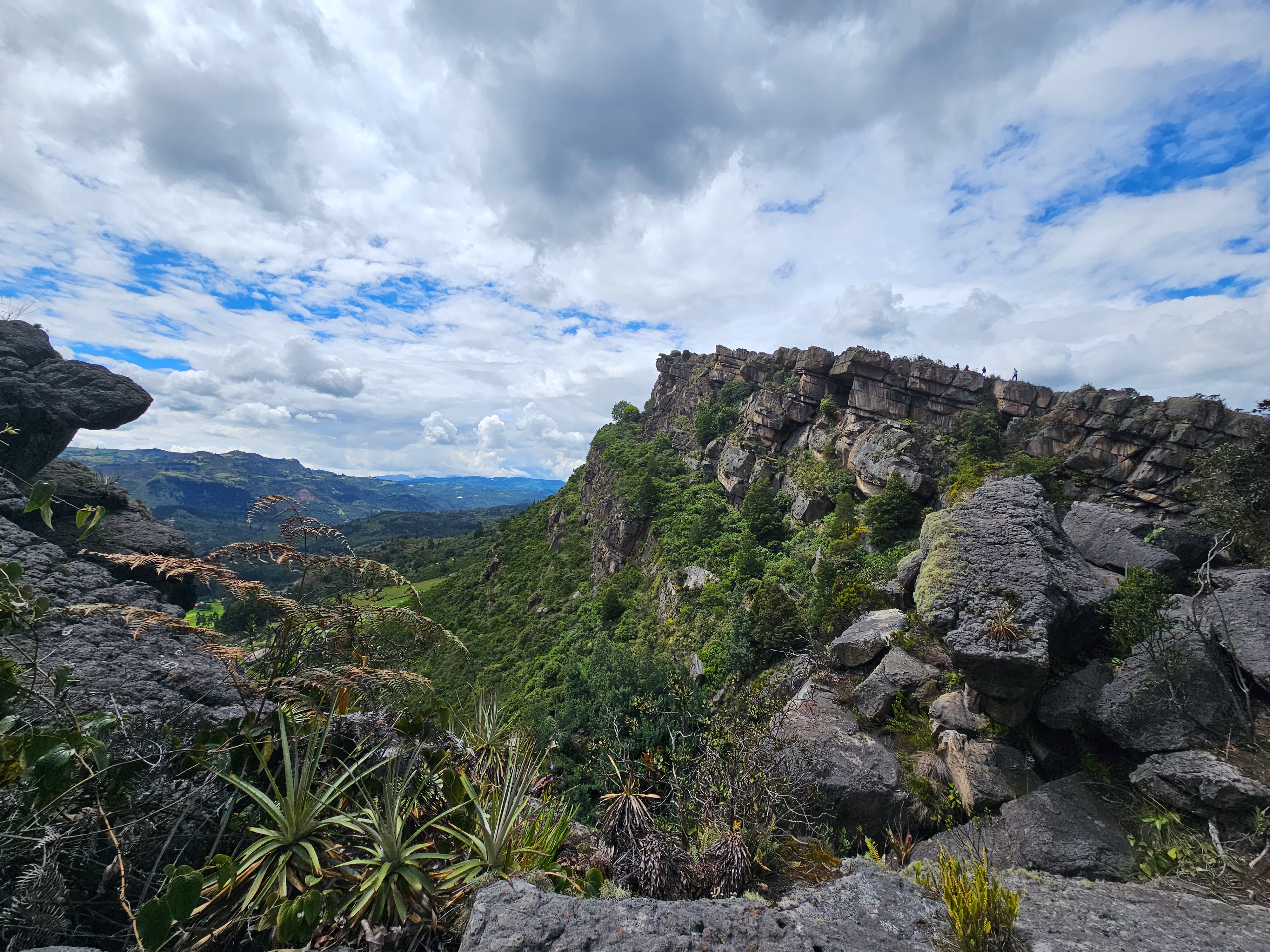 Los Farallones de Sutatausa son un destino ideal para quienes buscan una caminata que conecte naturaleza, historia y cultura local.