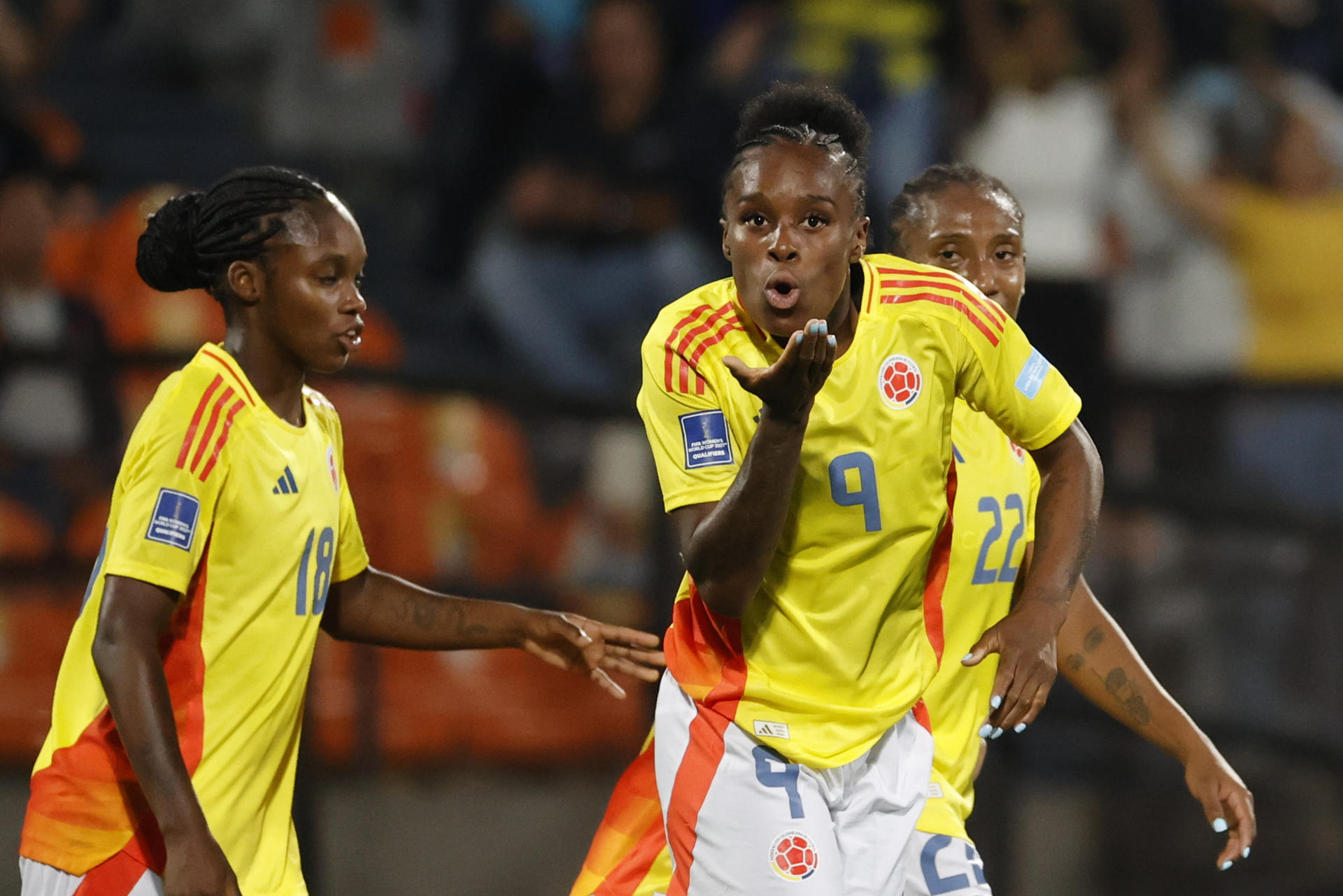 AME1276. MEDELLIN (COLOMBIA), 24/10/2025.- Jugadoras de Colombia celebran un gol este viernes, en un partido de la Liga de Naciones Femenina entre Colombia y Perú en el Atanasio Girardot, en Medellin (Colombia). EFE/ Mauricio Dueñas Castañeda
