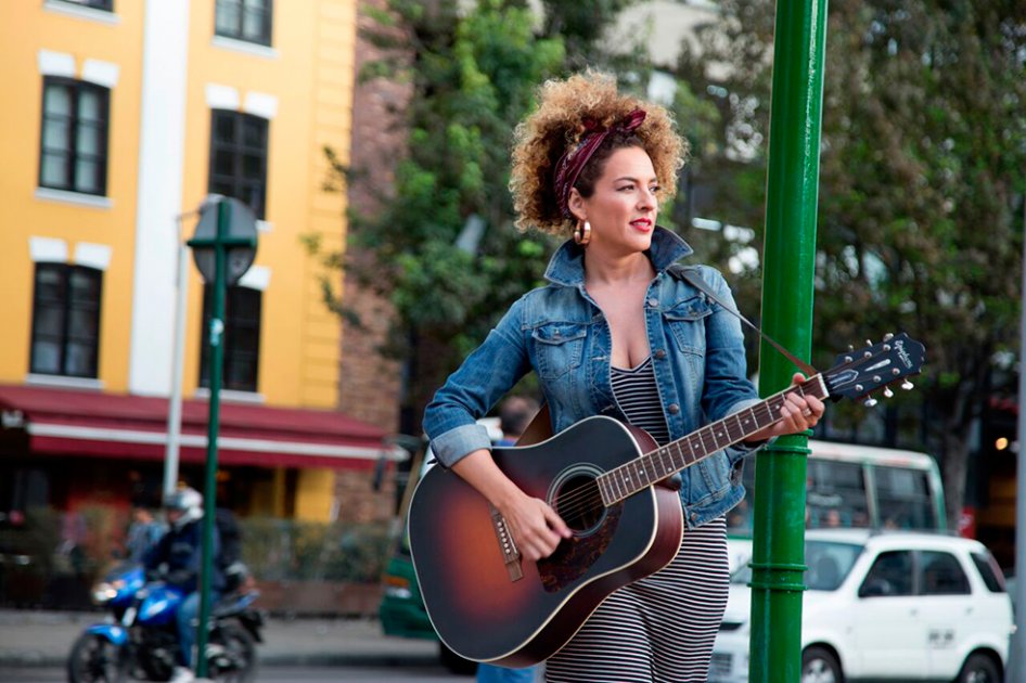 Inés Gaviria busca con quién escribir canciones para su próximo disco