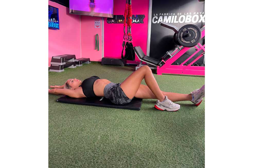 Ejercicio 3: One Arm Toe Touch Crunch. Ejercicio para tener un abdomen de acero