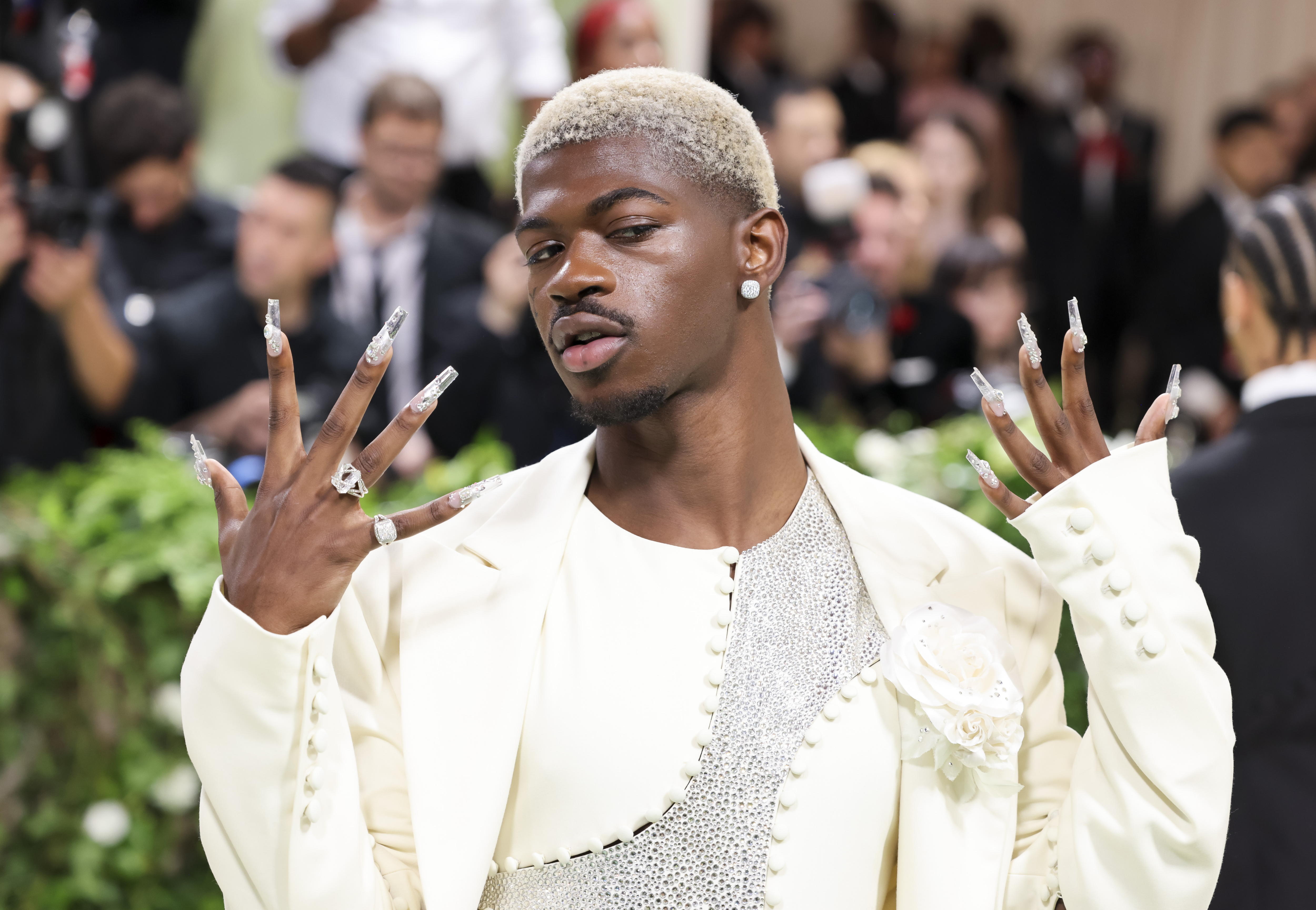 El rapero Lil Nas X fue arrestado y hospitalizado tras deambular semidesnudo