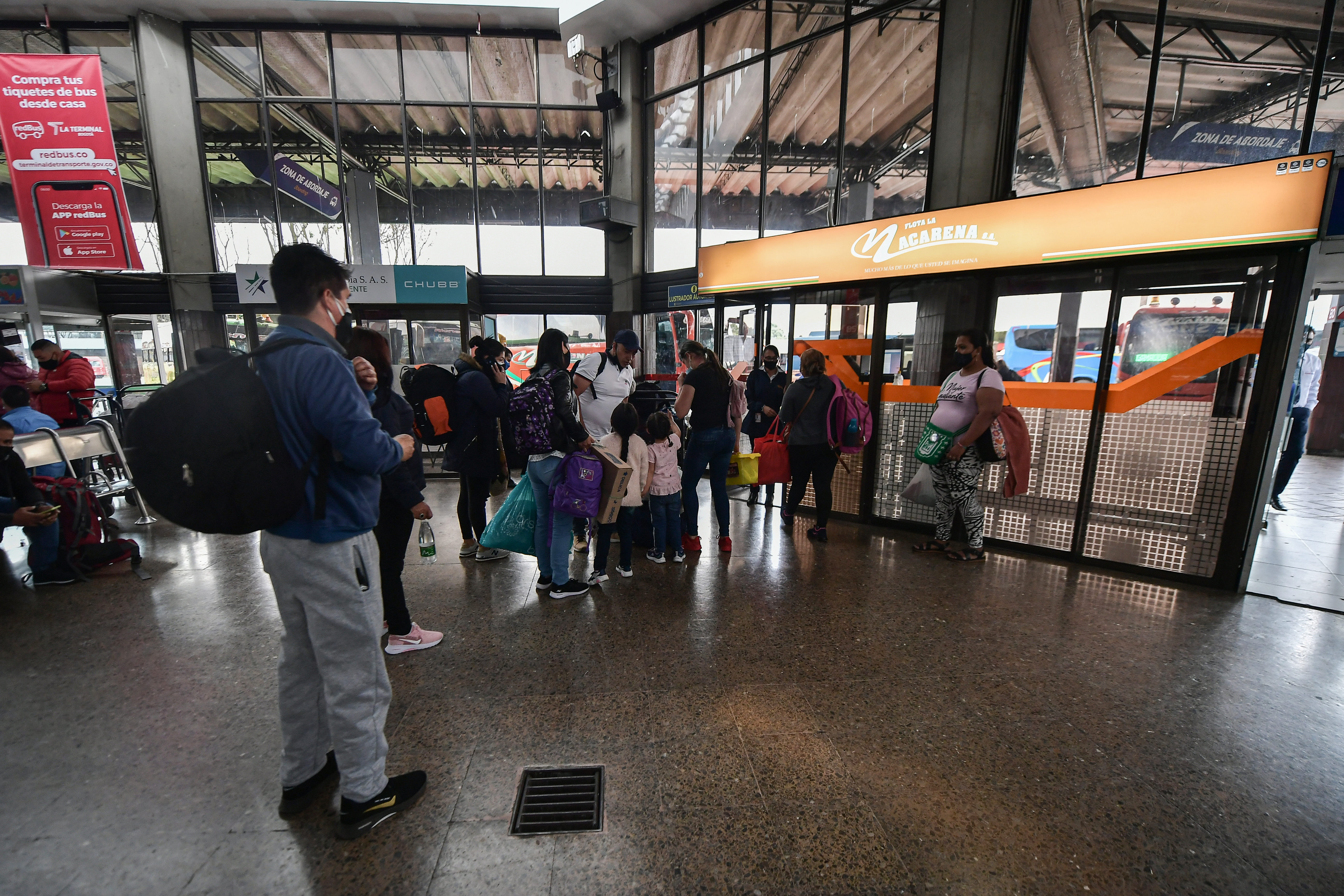 Salida de viajeros durante Semana Santa en el Terminal de transporte El Salitre