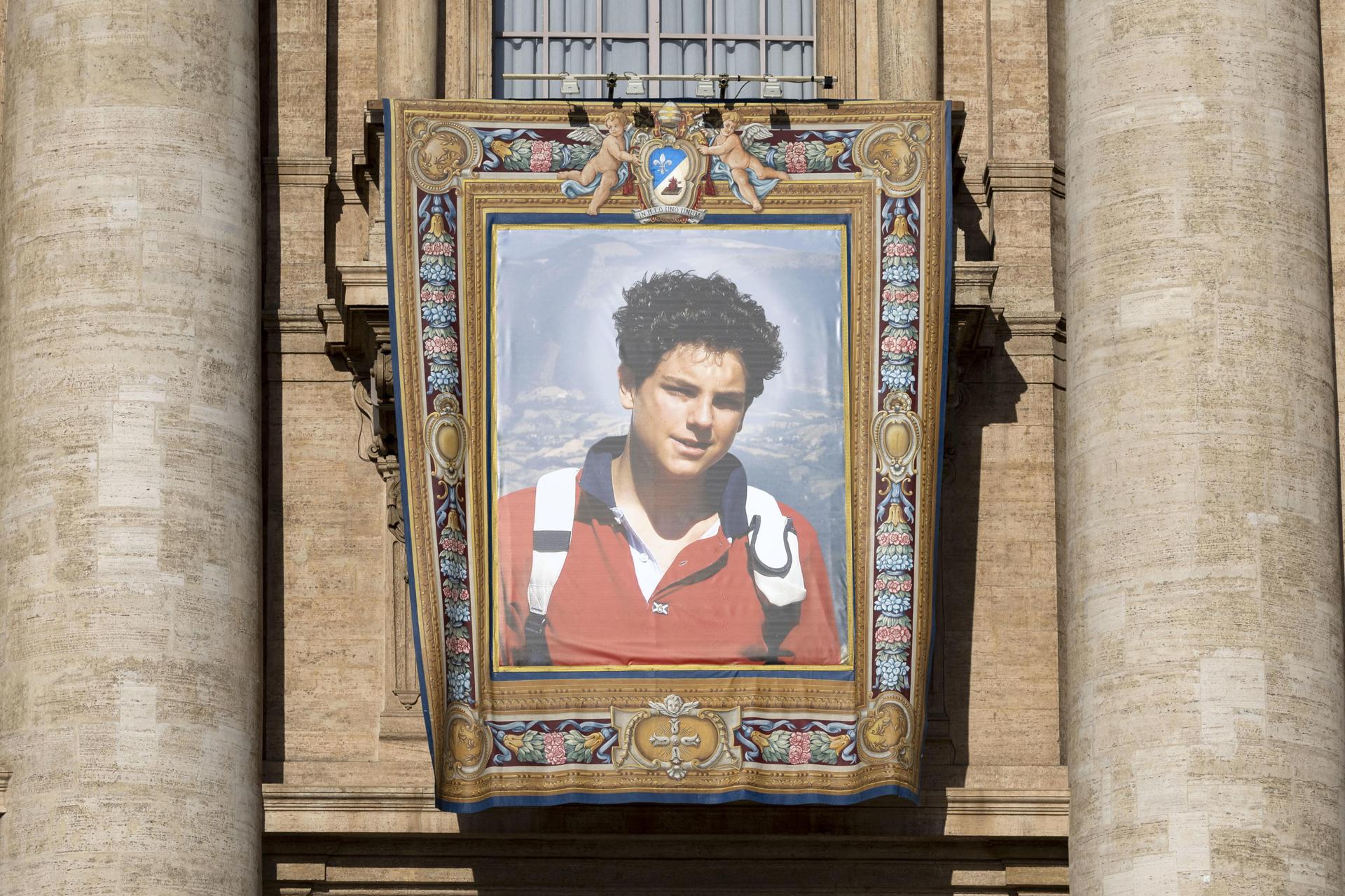 VATICAN (Vatican City State (Holy See)), 07/09/2025.- The portrait of Carlo Acutis in St. Peter's Square for the canonization of Carlo Acutis and Piergiorgio Frassati, at the Vatican, 07 September 2025. Carlo Acutis, an Italian teenager who died in 2006, will be canonized by Pope Leo XIV in a ceremony at the Vatican, becoming the first millennial saint. (Papa) EFE/EPA/MASSIMO PERCOSSI
