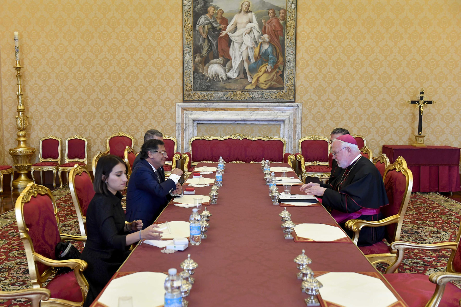 CIUDAD DEL VATICANO (VATICANO), 19/05/2025.- El presidente de Colombia, Gustavo Petro (i) antes de su encuentro con el papa León XIV (no en la imagen) este lunes en el Vaticano. EFE/ Dicasterio de la Comunicación del Vaticano / Mario Tomassetti / SOLO USO EDITORIAL/SOLO DISPONIBLE PARA ILUSTRAR LA NOTICIA QUE ACOMPAÑA (CRÉDITO OBLIGATORIO)