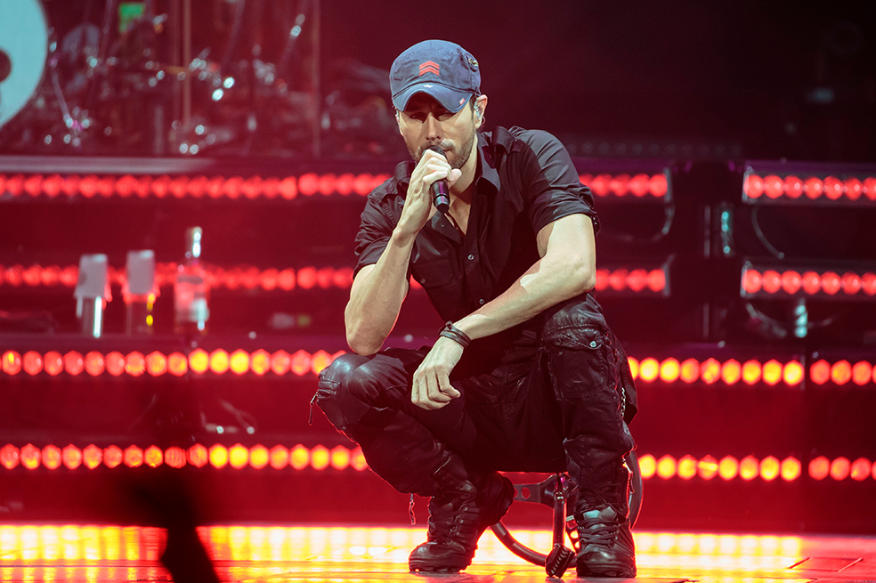 Enrique Iglesias estrena «El Baño» junto a Bad Bunny