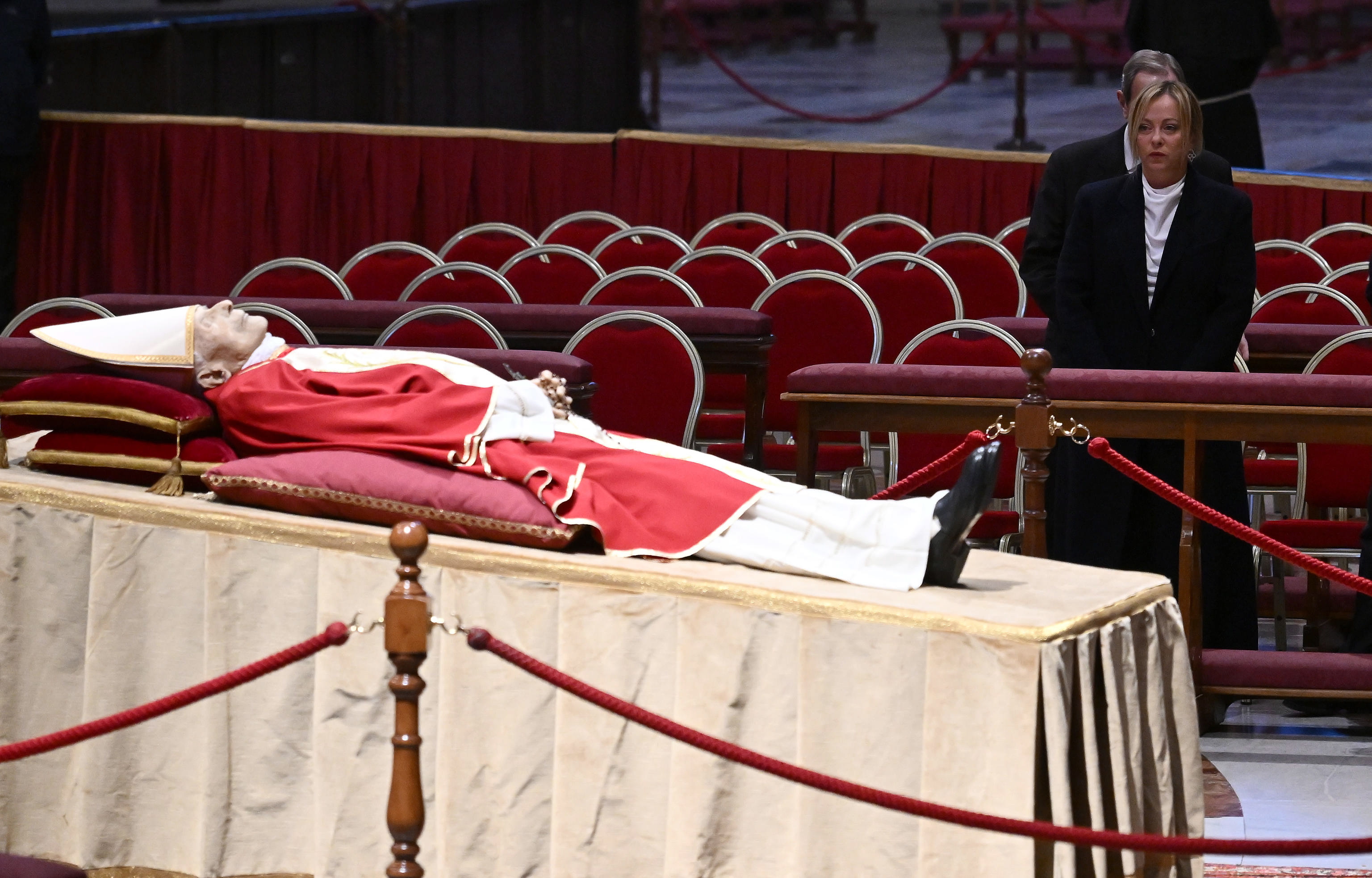Se abre capilla ardiente de Benedicto XVI; miles de fieles llegan para despedirlo