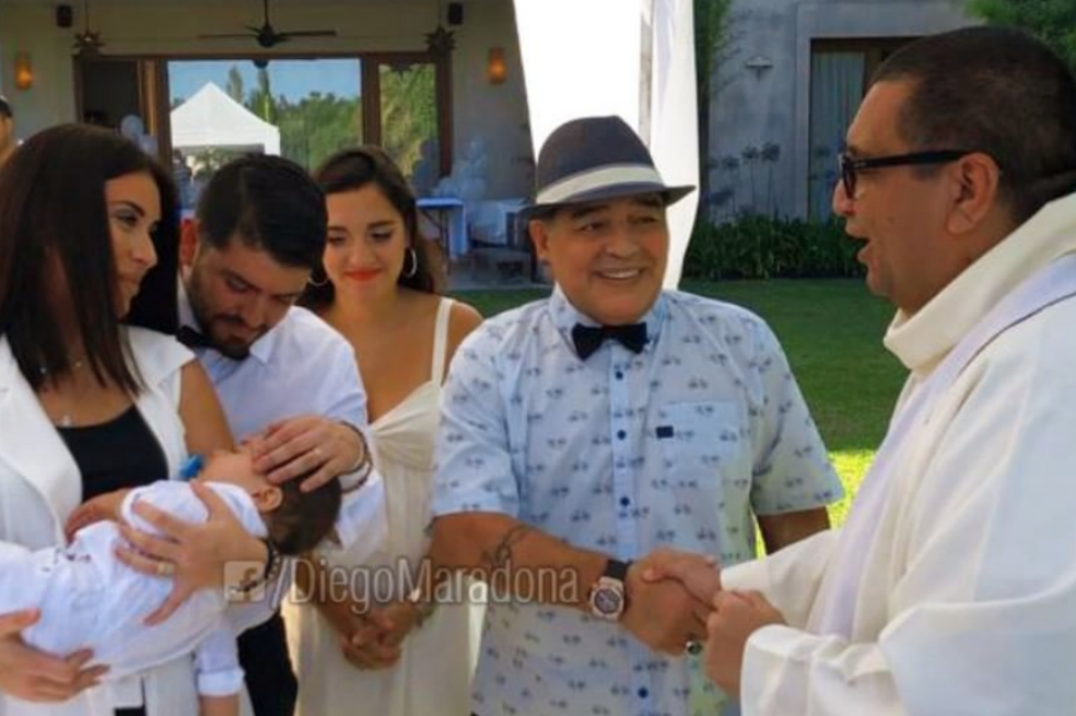 Un Maradona renovado asistió al bautismo de su nieto