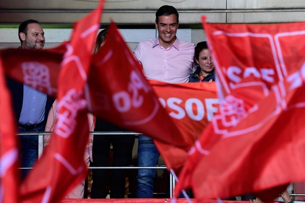 Pedro Sánchez, presidente del gobierno español, celebra los resultados de las elecciones este domingo en Madrid. / AFP