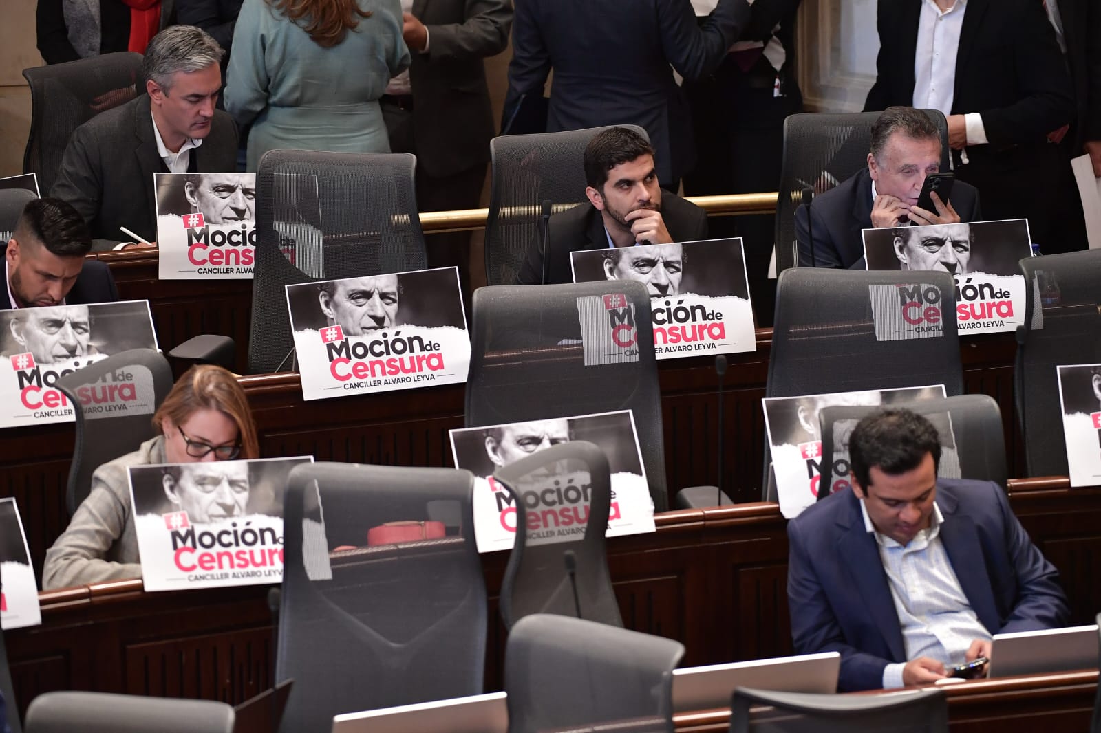 Los citantes a la moción de censura colgaron en sus curules estos carteles contra el canciller.