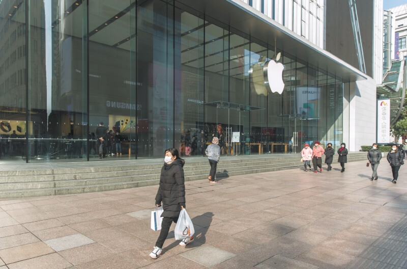 Apple es una de las empresas que podría tener problemas de producción y ventas por cuenta de lo que el coronavirus ha generado en China.  / Bloomberg