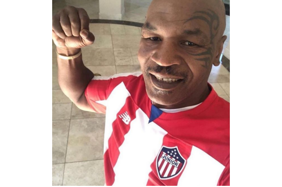 Mike Tyson se puso la camiseta del Junior de Barranquilla