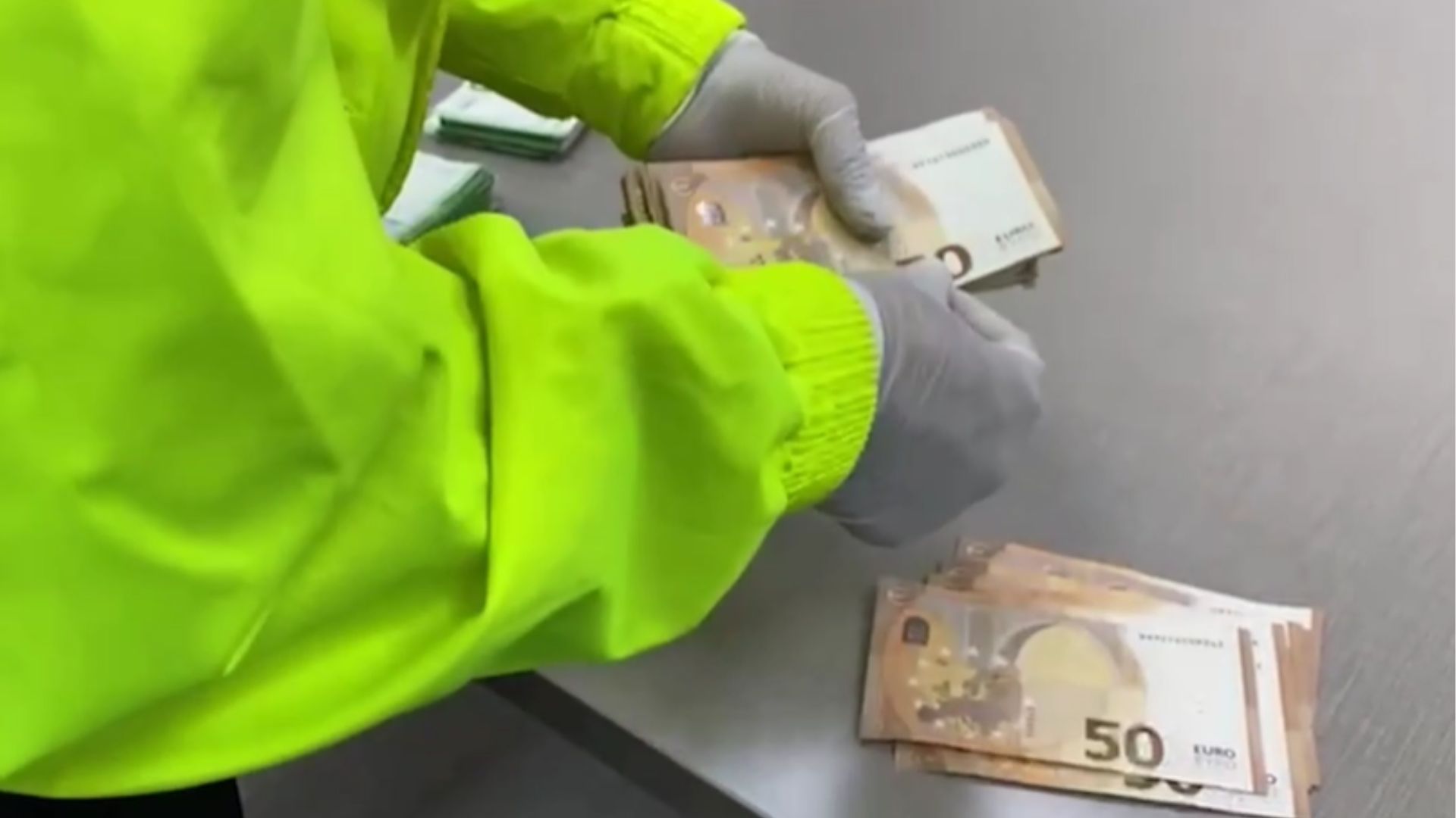 Cayó mujer que pretendía ingresar a Bogotá más de mil millones de pesos en euros