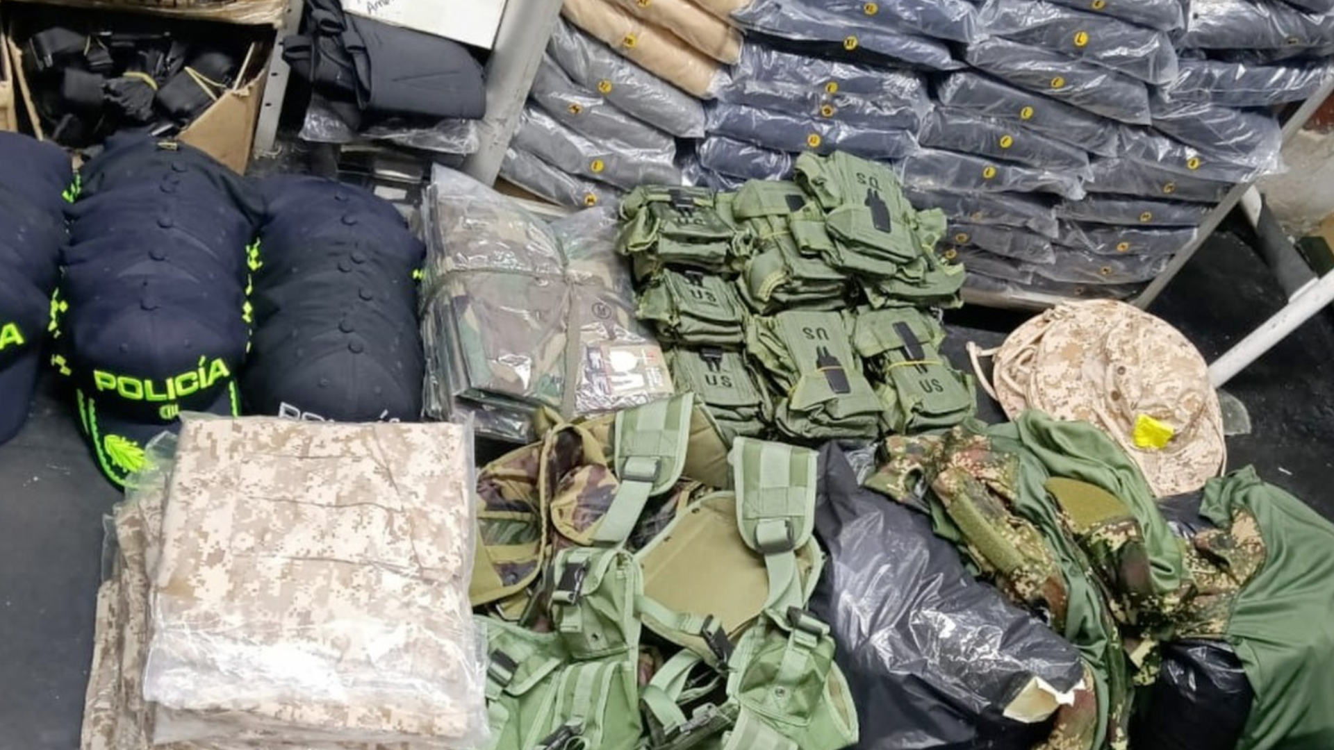 Autoridades incautaron uniformes militares vendidos ilegalmente en Bogotá