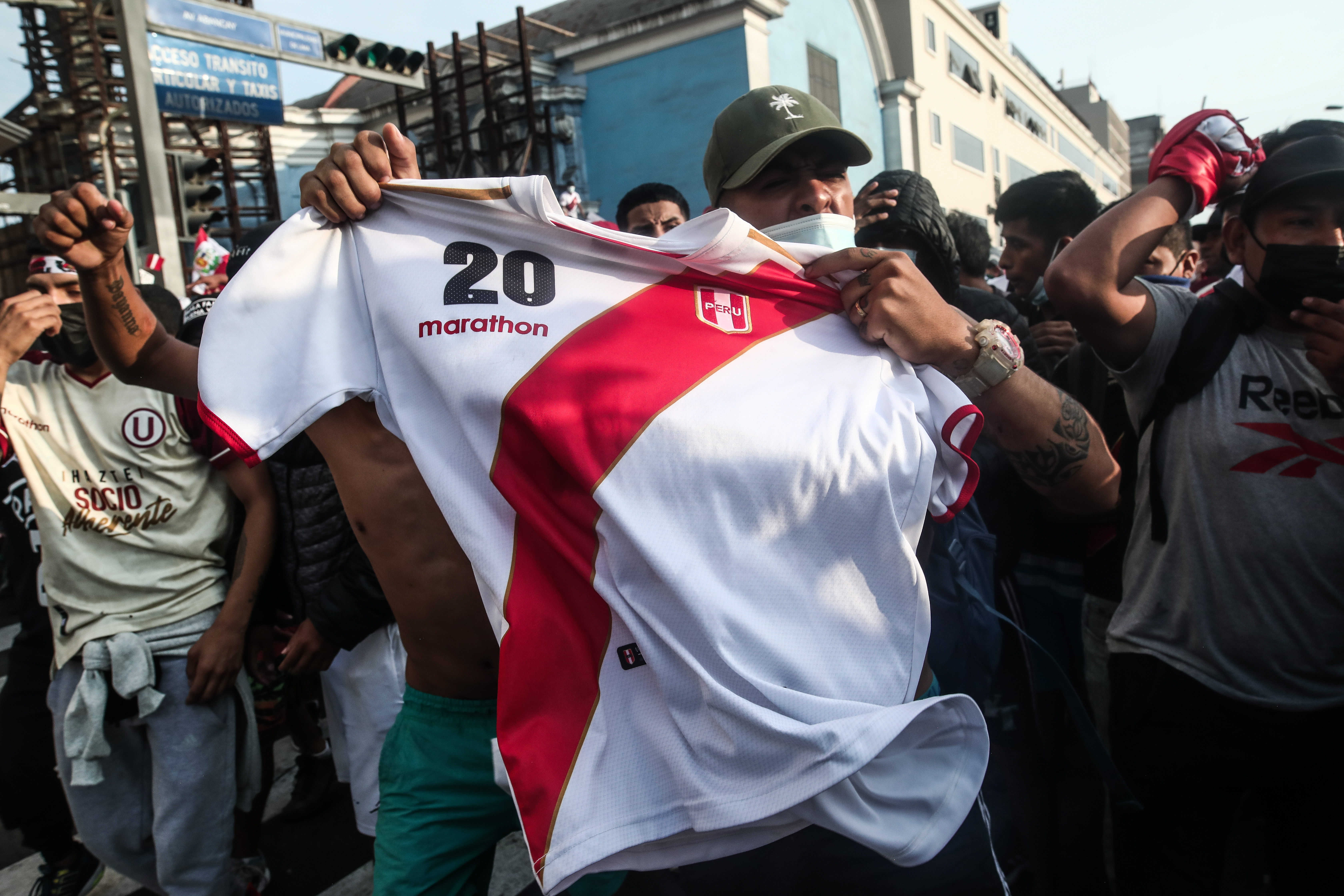En un intento por apaciguar las protestas, el Gobierno peruano eliminó el impuesto al combustible, al mismo tiempo que elevó el salario mínimo.