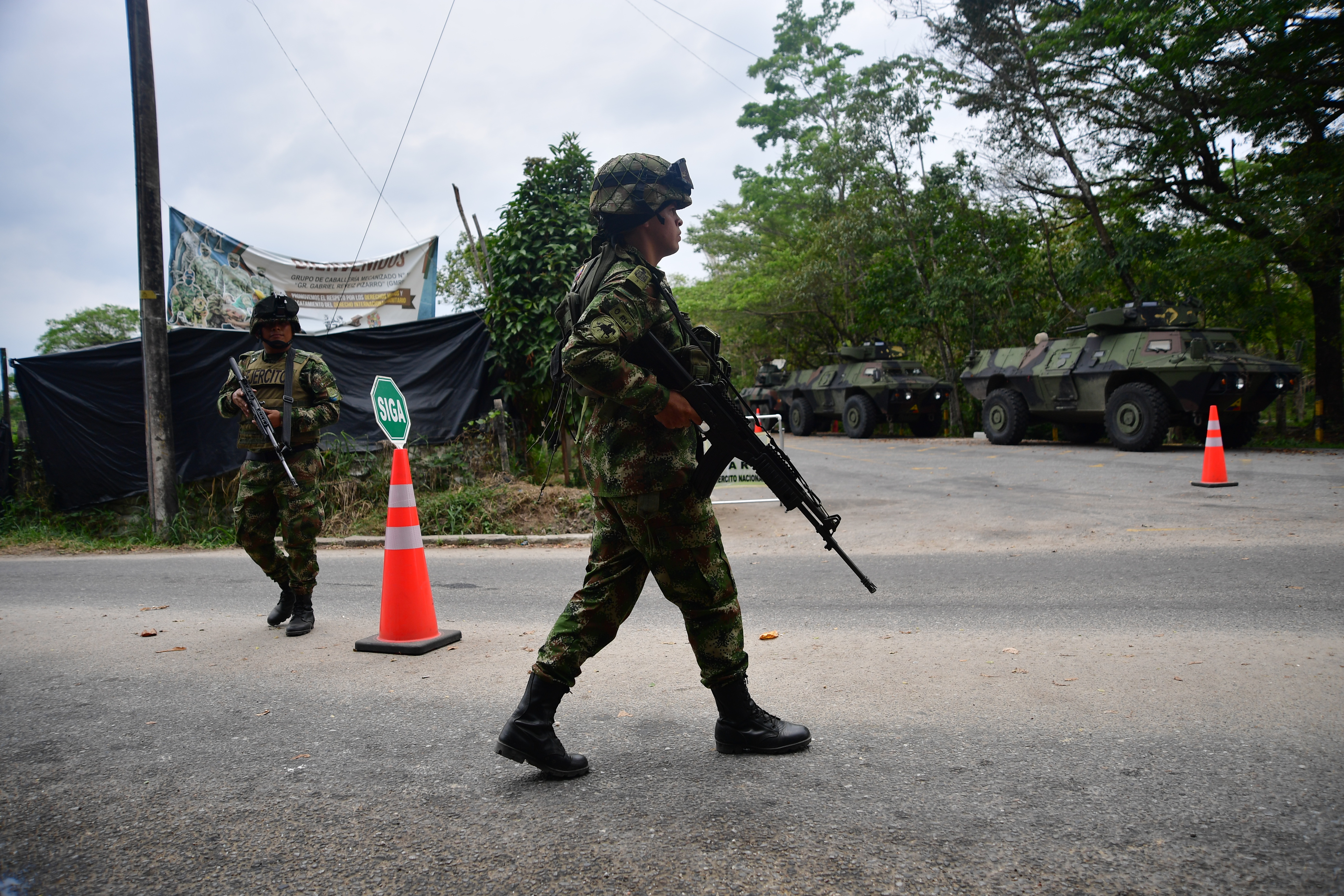 Tanques y soldados del ejército colombiano, realizan retenes en el municipio de Saravena, Arauca.