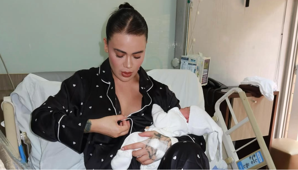 Cintia Cossio mostró a su recién nacido por primera vez: “Los hijos de mamá”