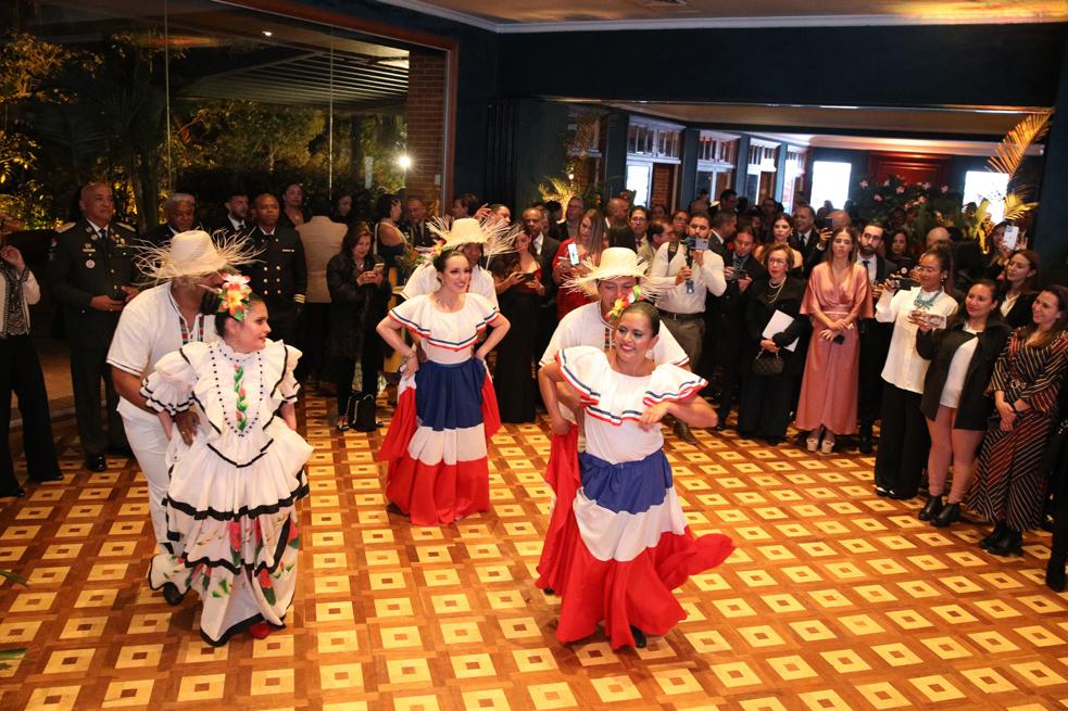 Grupo de baile de la universidad del bosque