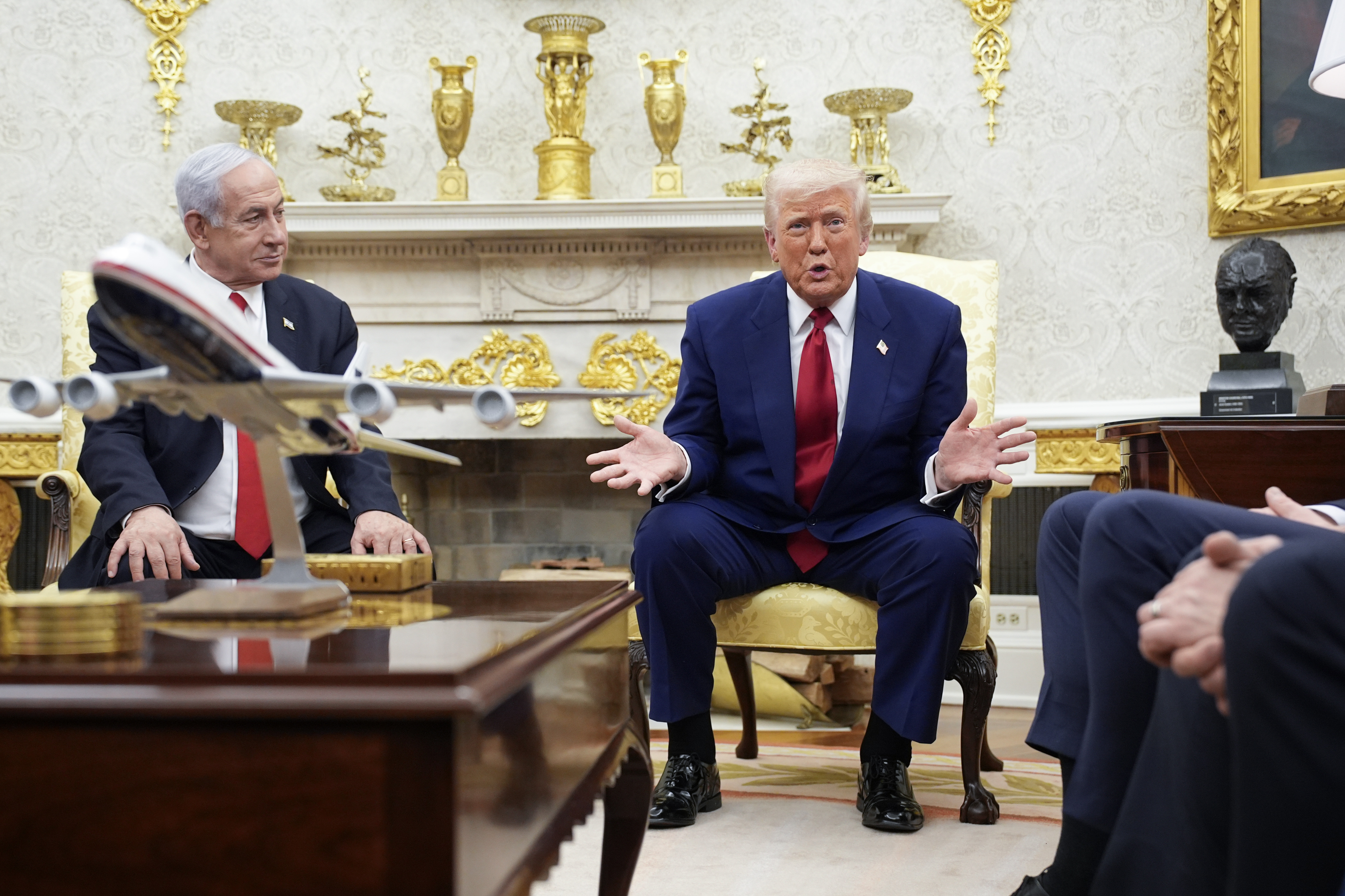 Washington (United States), 07/04/2025.- US President Donald Trump (R) speaks during a meeting with Israeli Prime Minister Benjamin Netanyahu (L) in the Oval Office of the White House in Washington, DC, USA, 07 April 2025. EFE/EPA/YURI GRIPAS / POOL
