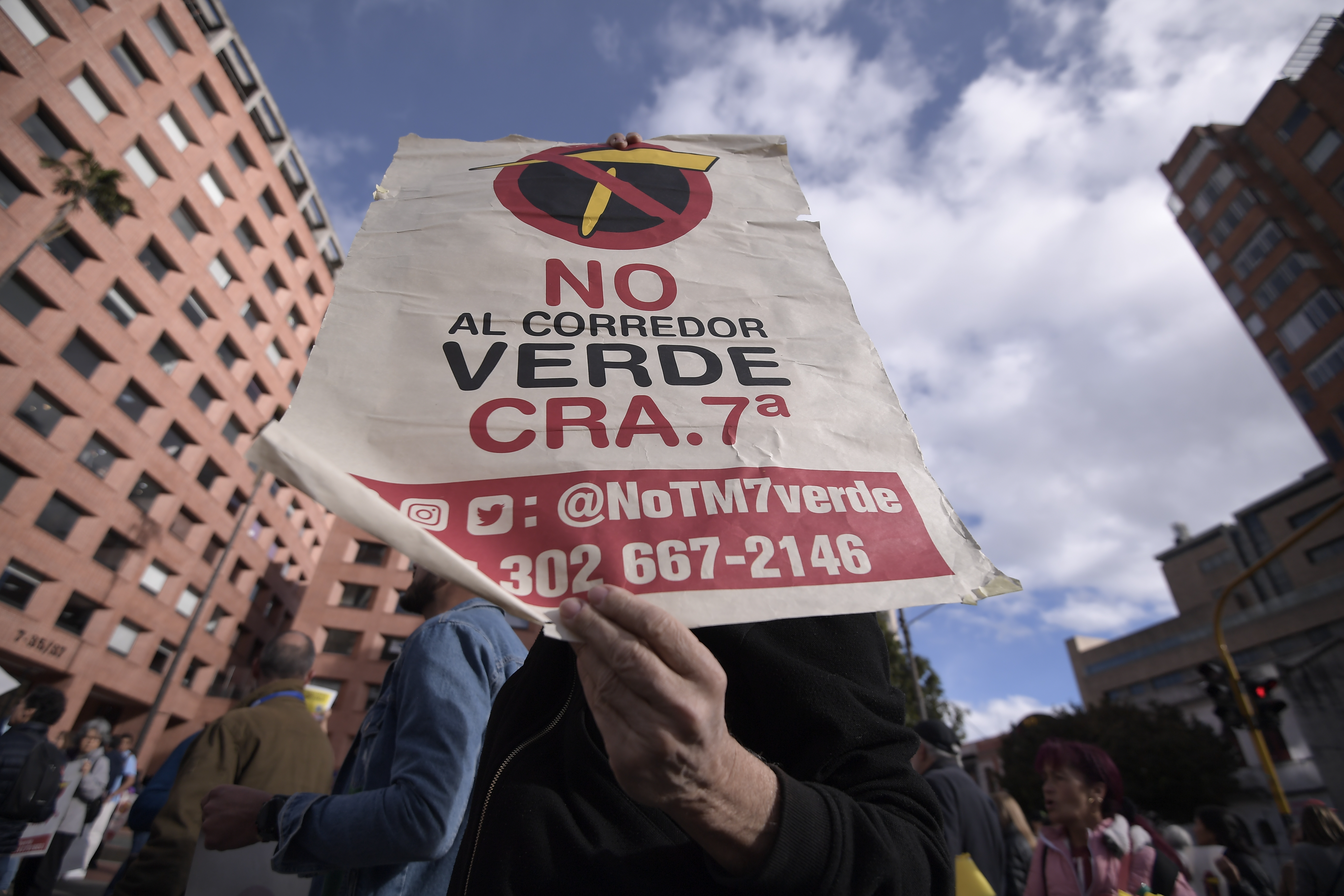La carrera séptima con calle 72 fue escenario del plantón que protagonizaron opositores al proyecto, quienes recogieron casi 20.000 firmas en contra de la obra. A pesar de esto, el Distrito dice que sigue adelante.