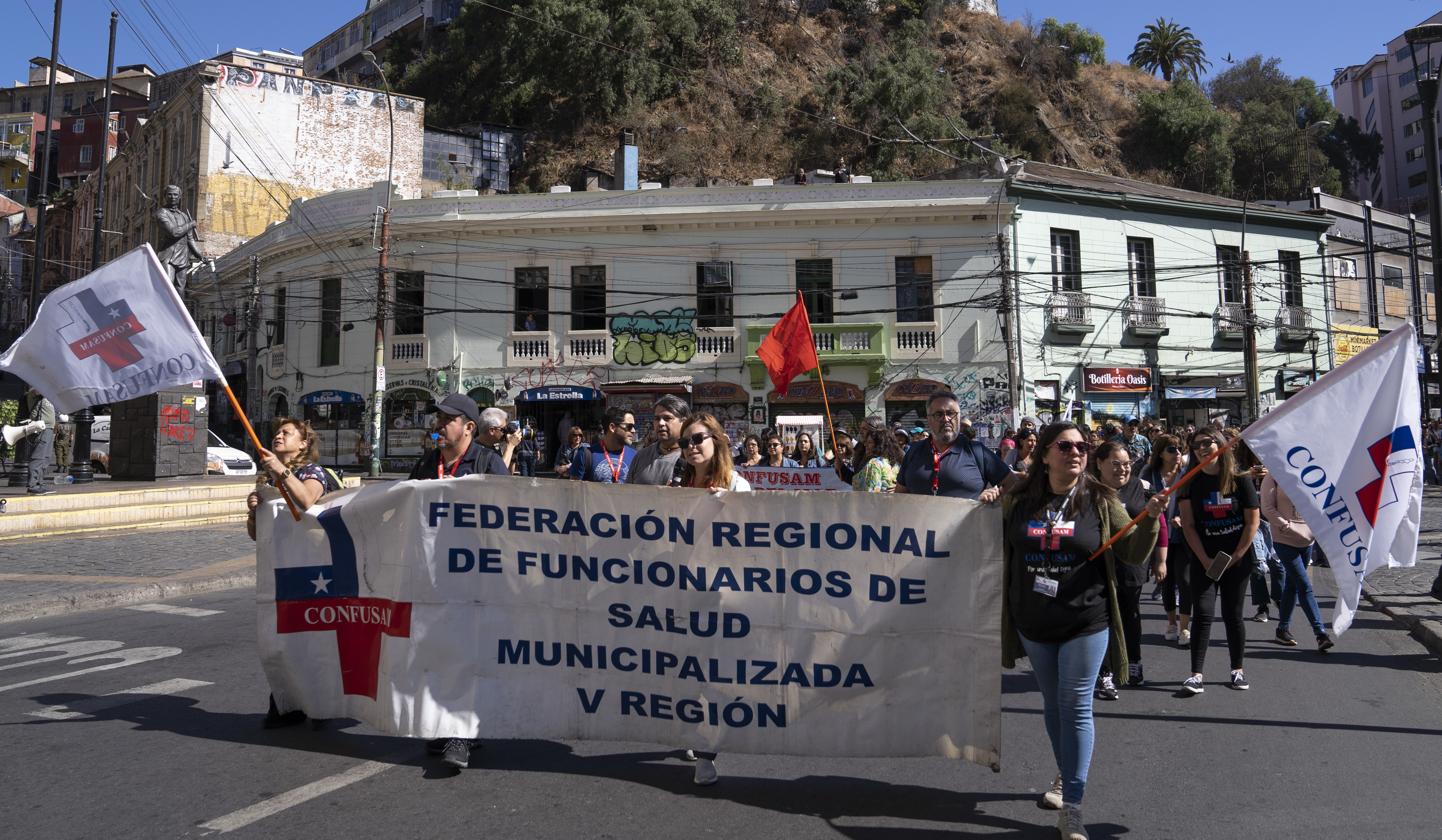 AME2611. VALPARAÍSO (CHILE), 15/03/2023.- Empleados de la Confederación Nacional de Funcionarios de la Salud Municipalizada (Confusam) inician un paro nacional de 48 horas para exigir al Gobierno que facilite las jubilaciones y mejore las condiciones laborales de quienes trabajan en situaciones de riesgo, entre otros derechos laborales, hoy, en Valparaíso (Chile). Más de medio millar de ellos salieron a la calle en una marcha que colapsó varias calles del centro de la ciudad portuaria, situada unos 120 kilómetros al este de Santiago y en la que reclamaron que se solucionen "los problemas salariales que afectan gravemente la remuneración de más de 60.000 trabajadores". EFE/ Adriana Thomasa