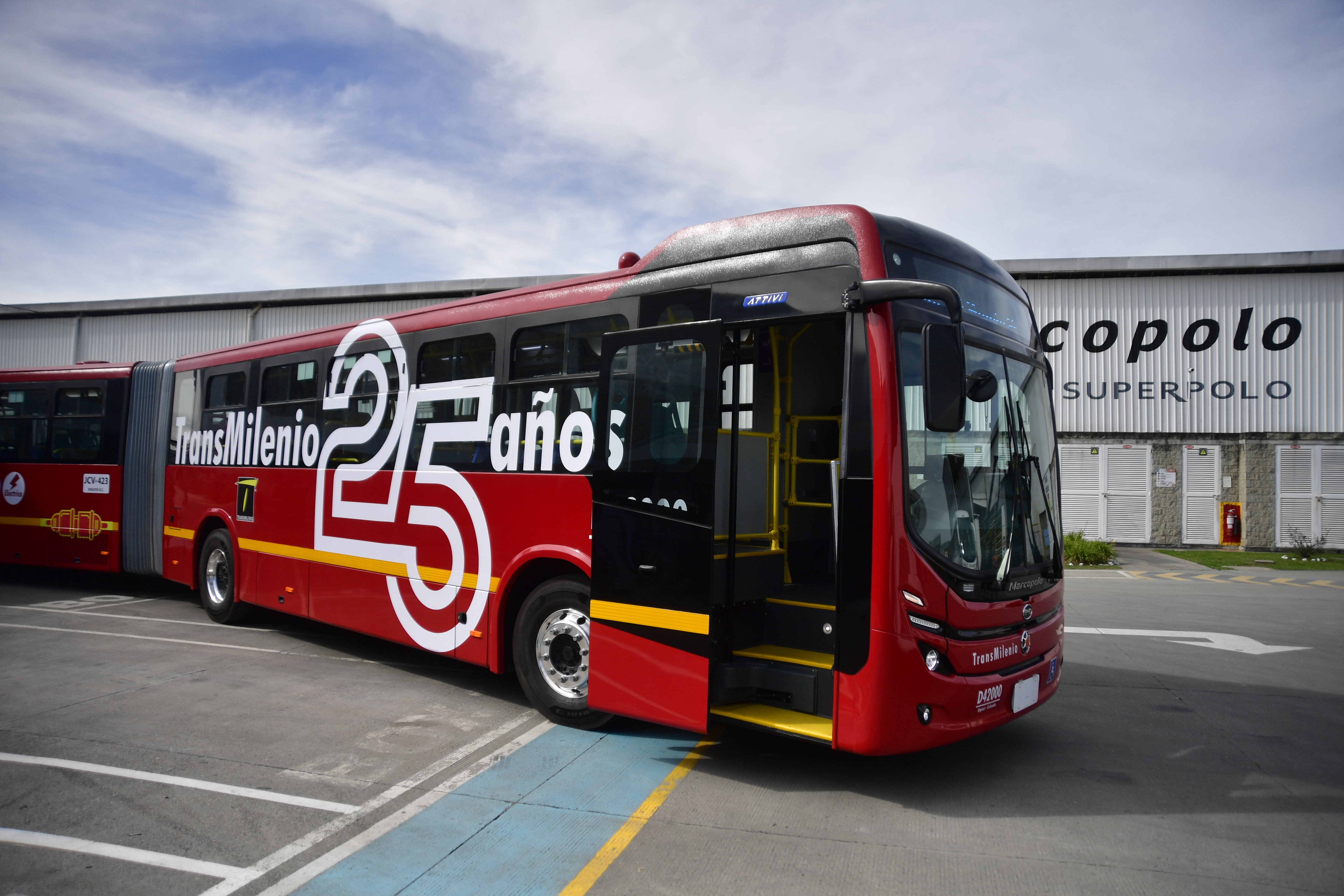 La promesa de nuevos buses eléctricos que no pudo frenar el alza del pasaje de Transmilenio