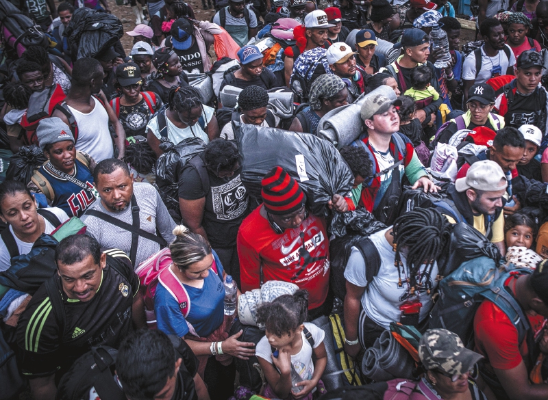 Migrantes de distintas nacionalidades, principalmente de Venezuela, Haití y Ecuador, continúan su tránsito hacia el norte del continente atravesando la selva que divide Colombia y Panamá, conocida como "Tapón del Darién".