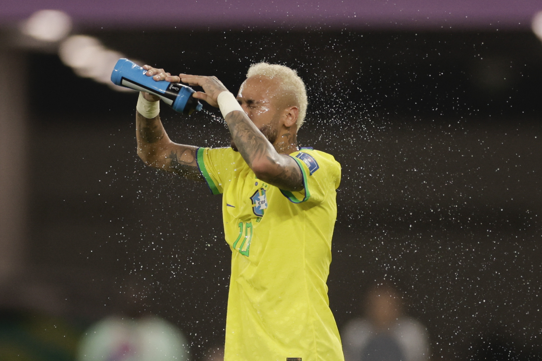 GR1372. DOHA (CATAR), 05/12/2022.- Neymar de Brasil se refresca hoy, en un partido de los octavos de final del Mundial de Fútbol Qatar 2022 entre Brasil y Corea del Sur en el estadio 974 en Doha (Catar). EFE/ Antonio Lacerda