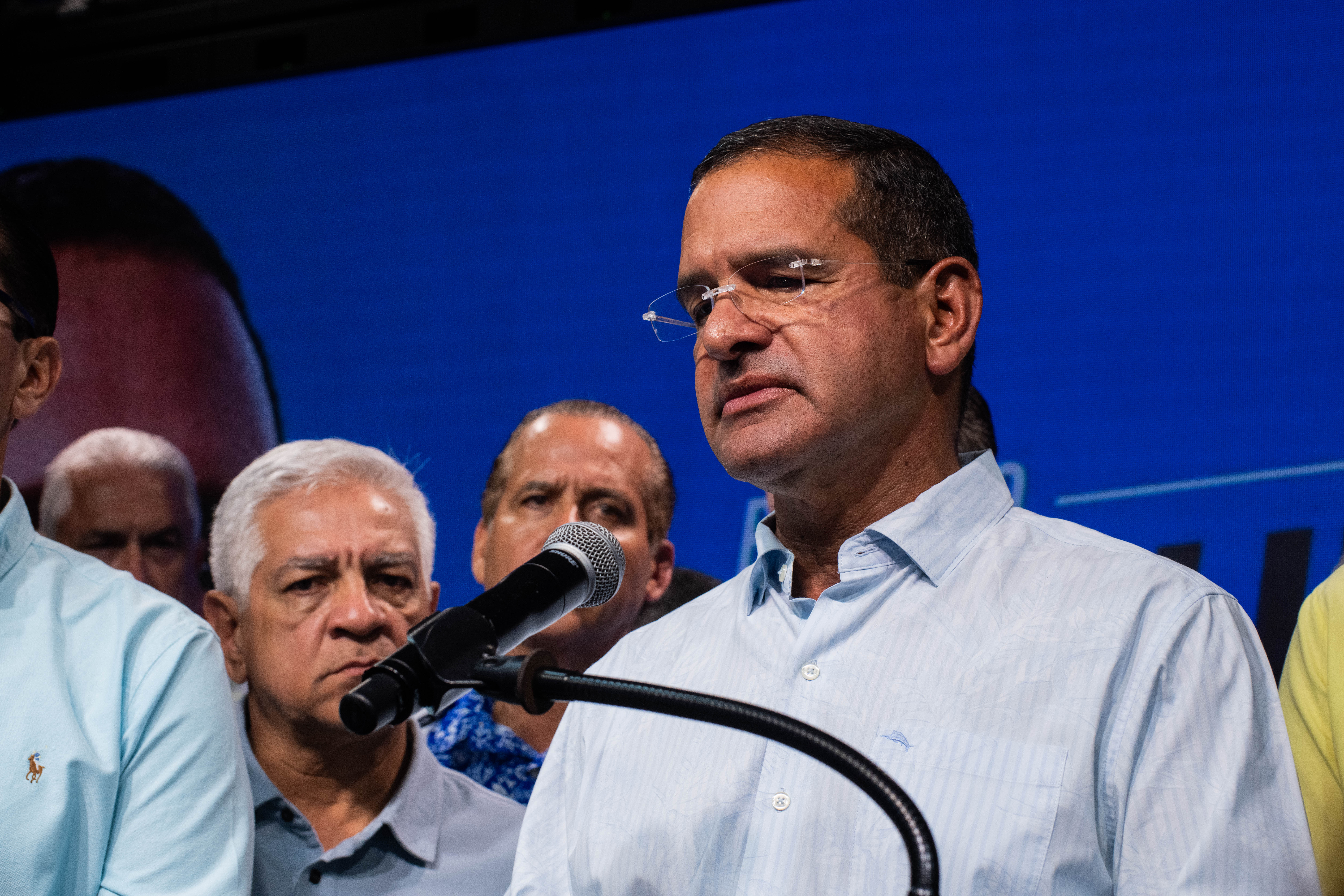 AME1360. SAN JUAN (PUERTO RICO), 02/06/2024.- El gobernador de Puerto Rico, Pedro Pierluisi, acepta en rueda de prensa su derrota en las primarias frente a la comisionada residente en Washington, Jenniffer González, reconociendo que "no lo esperaba", después de que los resultados parciales de la Comisión Estatal de Elecciones (CEE) señalaran que González se impuso con el 56 % este domingo, en San Juan (Puerto Rico). Ahora, González será la candidata a la gobernación del Partido Nuevo Progresista (PNP) en las elecciones del próximo noviembre. EFE/ Enid Salgado Mercado