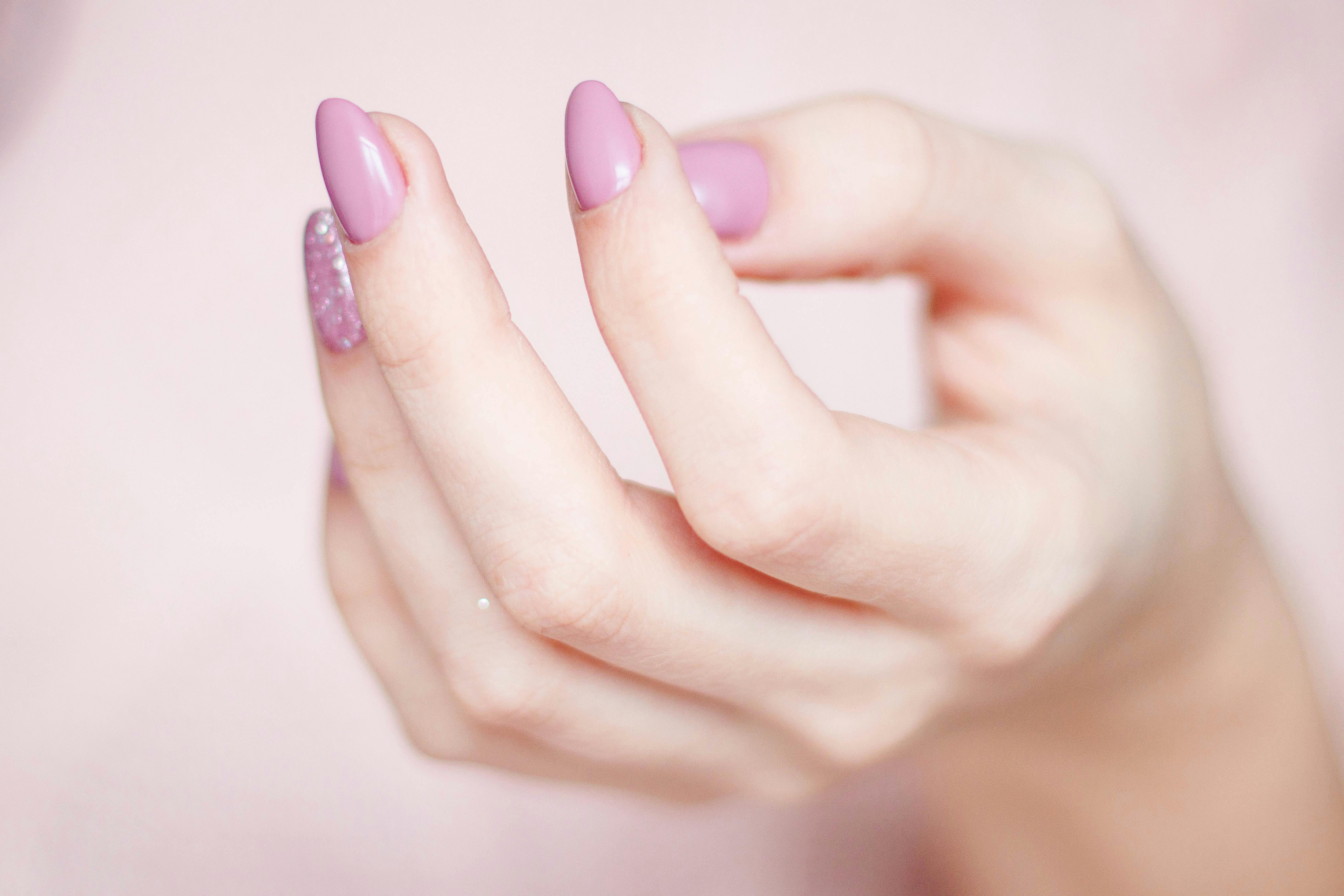 ¿Qué colores de esmaltes favorecen la apariencia de las manos, según la colorimetría?