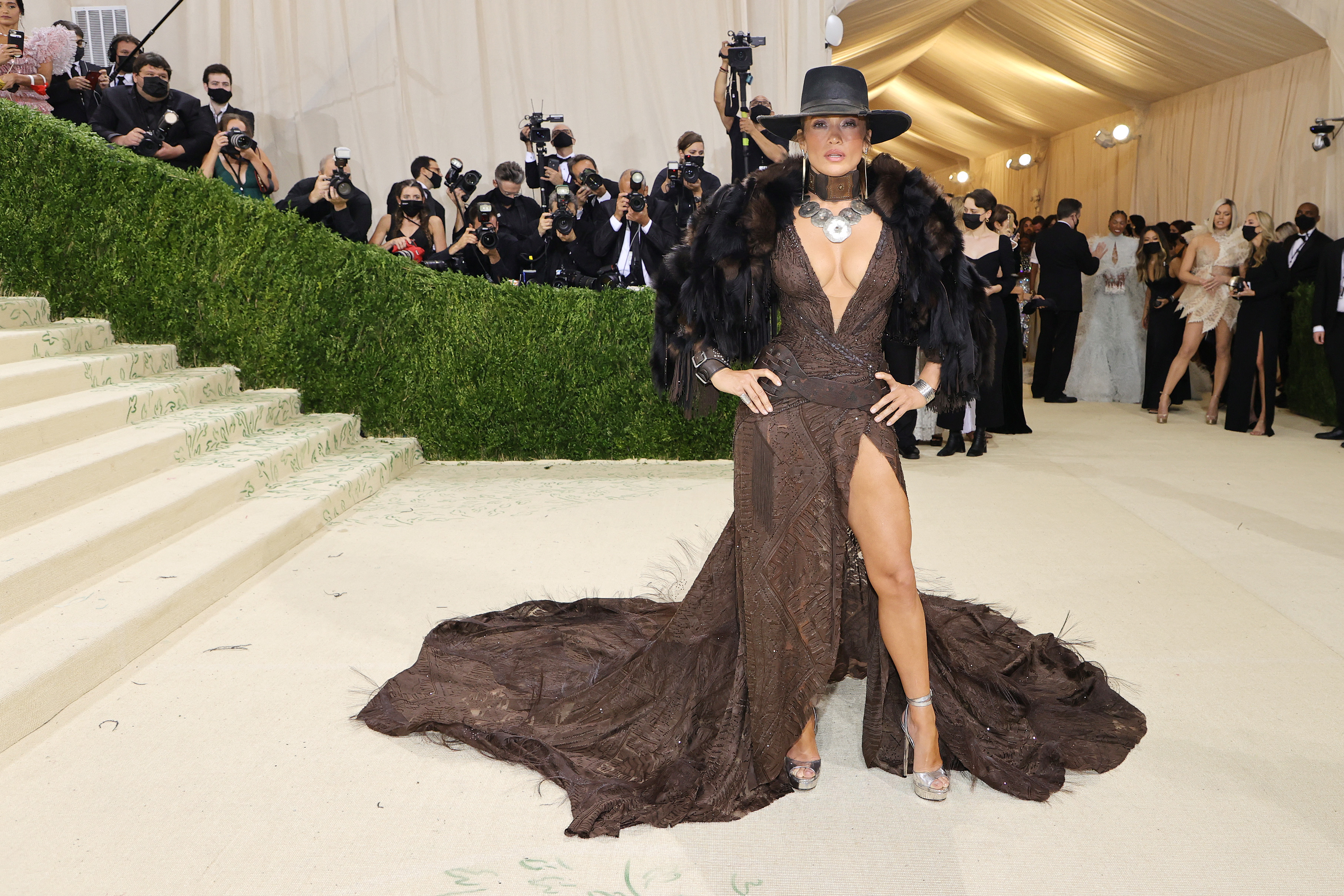 Jennifer Lopez le atinó a la temática del evento que le rinde un homenaje a la moda americana con traje Ralph Lauren.