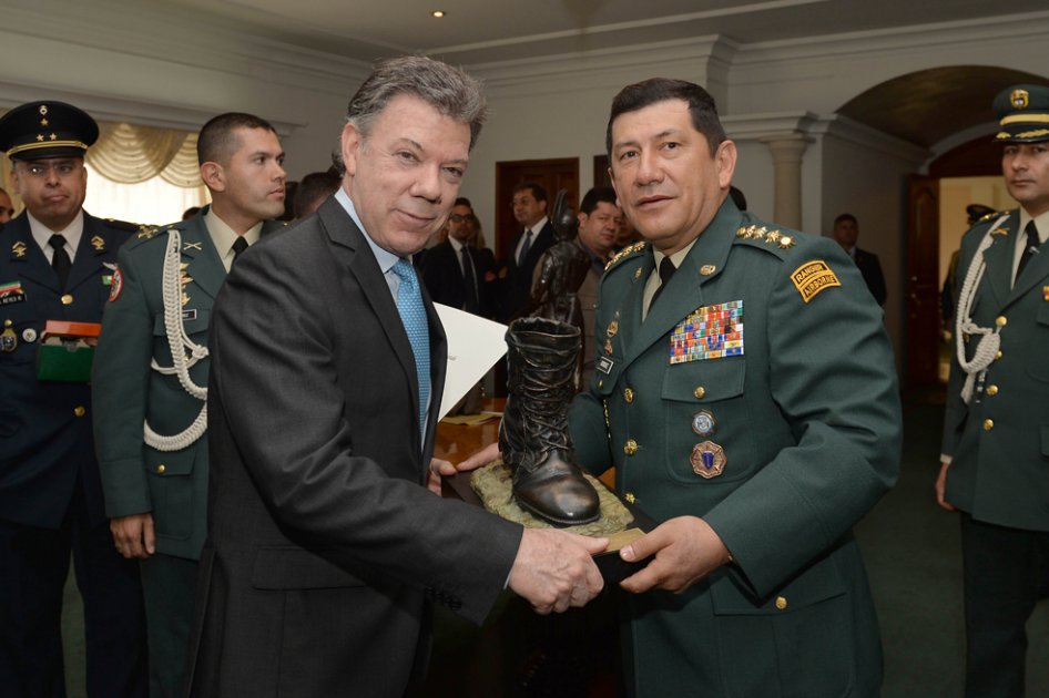 Durante la Ceremonia de Entrega de Estandartes de la Conferencia de Ejércitos Americanos, cumplida este jueves en Bogotá, el Comandante del Ejército Nacional, general Juan Pablo Rodríguez, le entrega al Presidente Juan Manuel Santos la ‘Bota del Soldado Colombiano’.