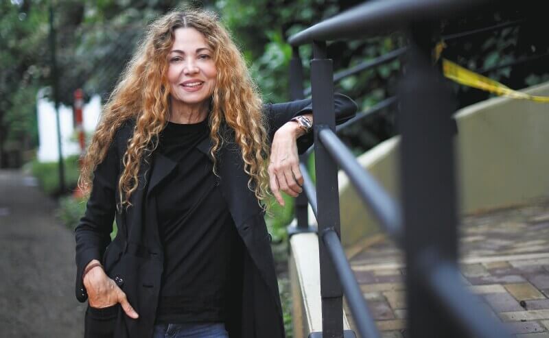 Ángela Becerra: «Las escritoras deben remar más, especialmente si no son feas»