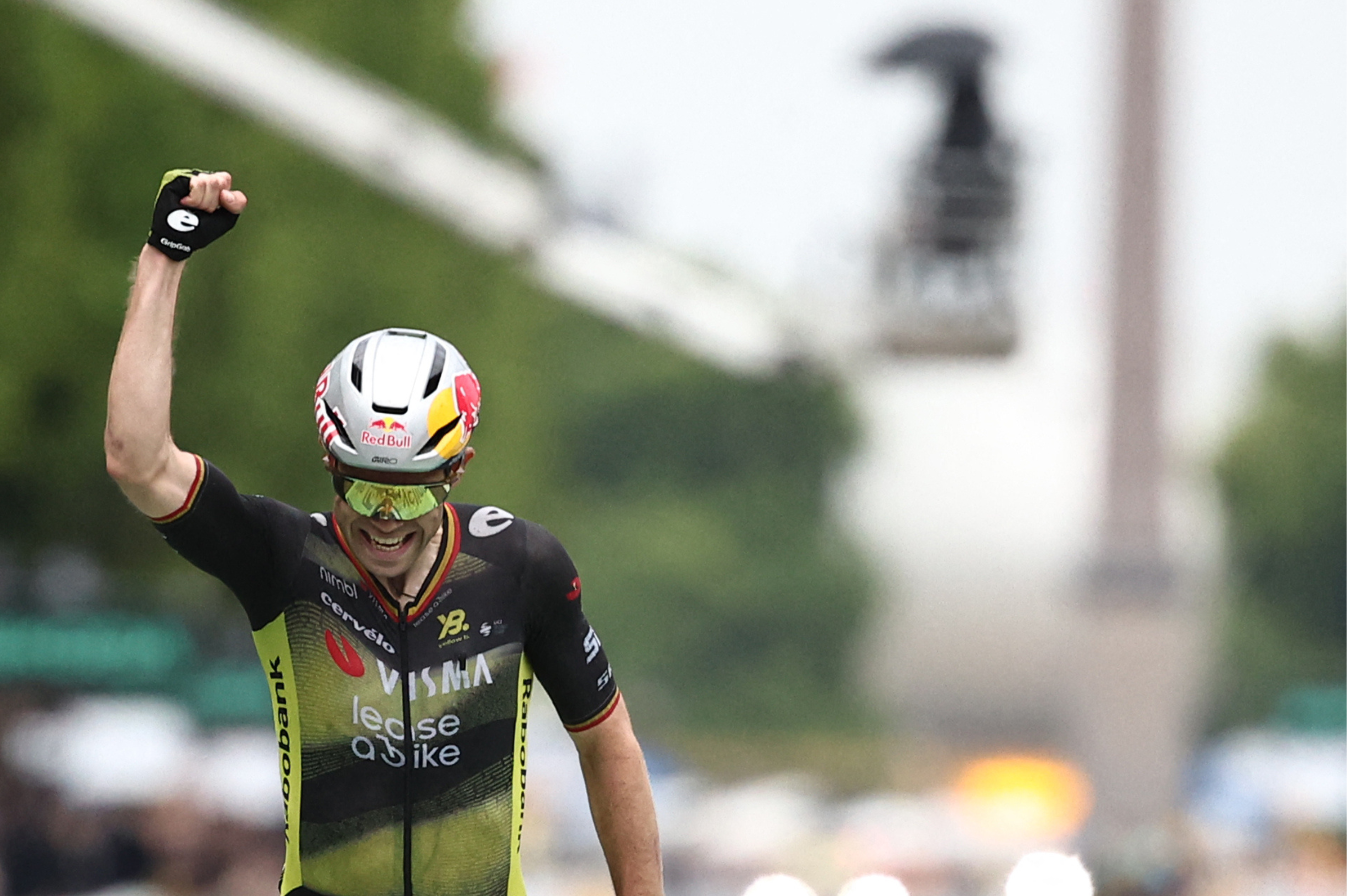 Van Aert celebra en los Campos Elíseos.